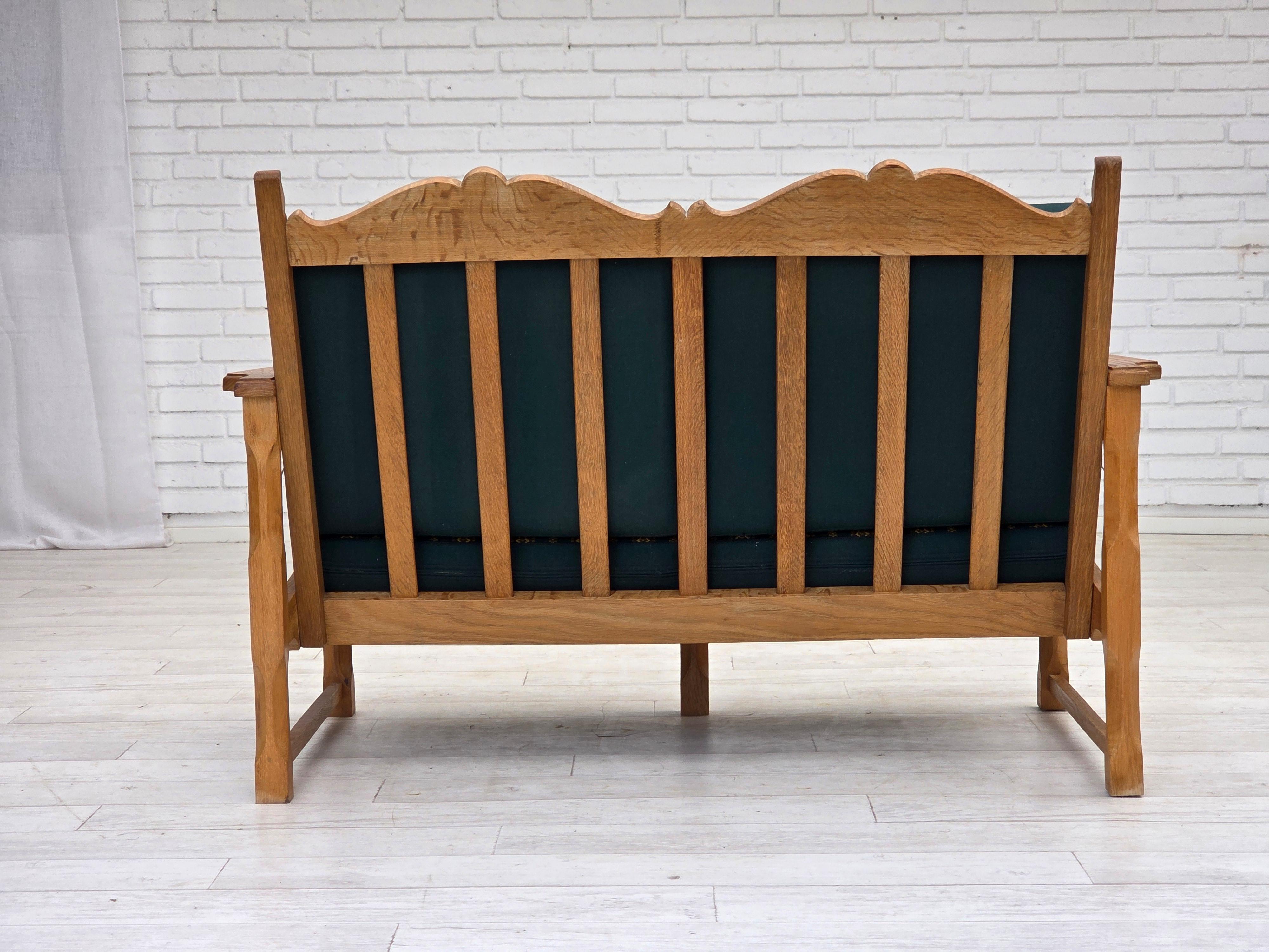 1970s, Scandinavian 2-seater sofa, furniture wool, solid oak wood. Bon état - En vente à Tarm, 82