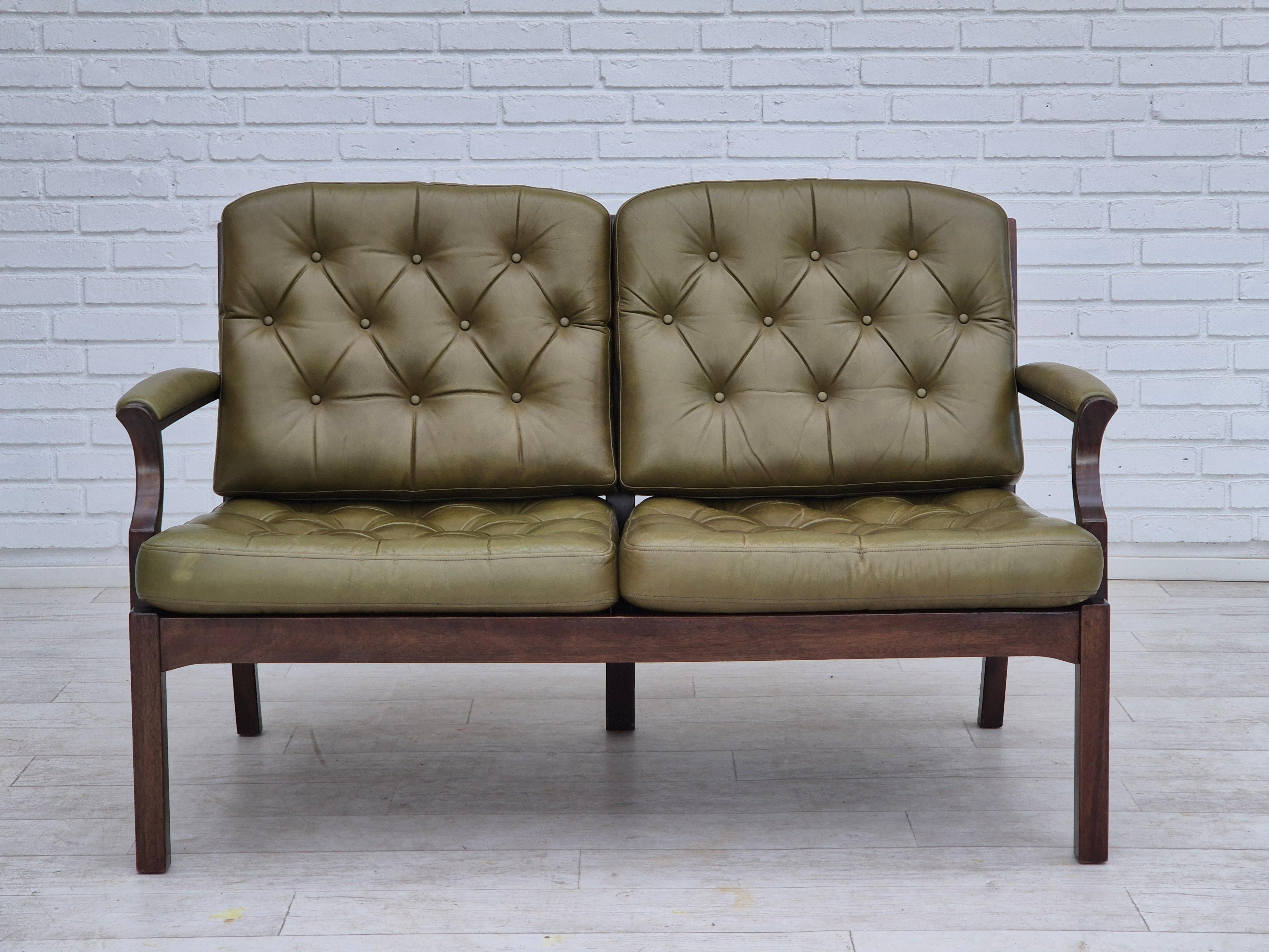 Canapé scandinave 2 places des années 1970 en très bon état d'origine : pas d'odeurs, pas de taches, construction stable. Le canapé a été vérifié par un artisan. Meuble original en cuir vert, bois de teck massif. Fabriqué par un fabricant de meubles
