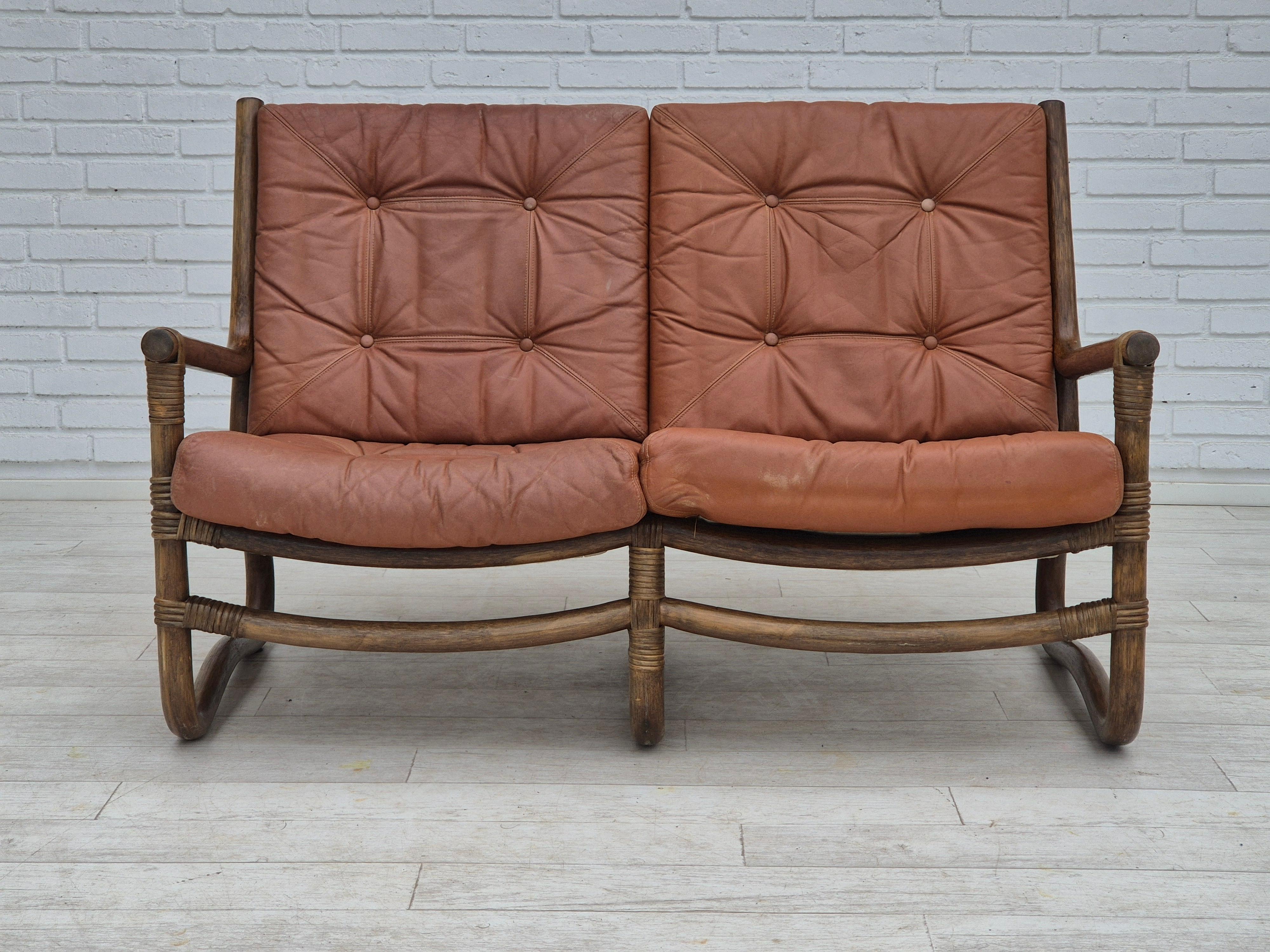 Divano scandinavo a 2 posti degli anni '70 in ottime condizioni originali: nessun odore e nessuna macchia. Struttura in bambù, pelle per mobili color cammello. Prodotto da un produttore di mobili danese negli anni 1970-75 circa. Il divano è stato