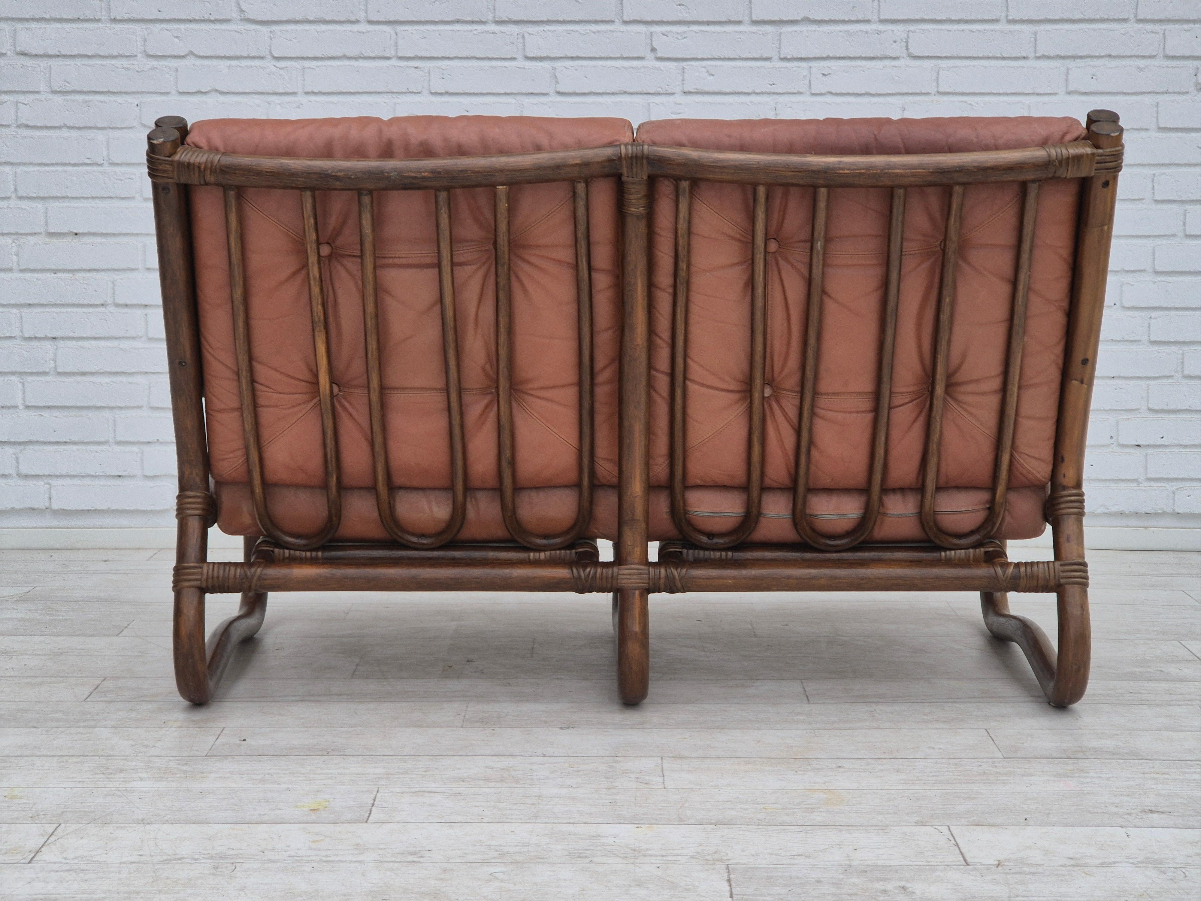 Anni '70, divano scandinavo a 2 posti, originale in ottime condizioni, bambù, pelle In condizioni buone in vendita a Tarm, 82