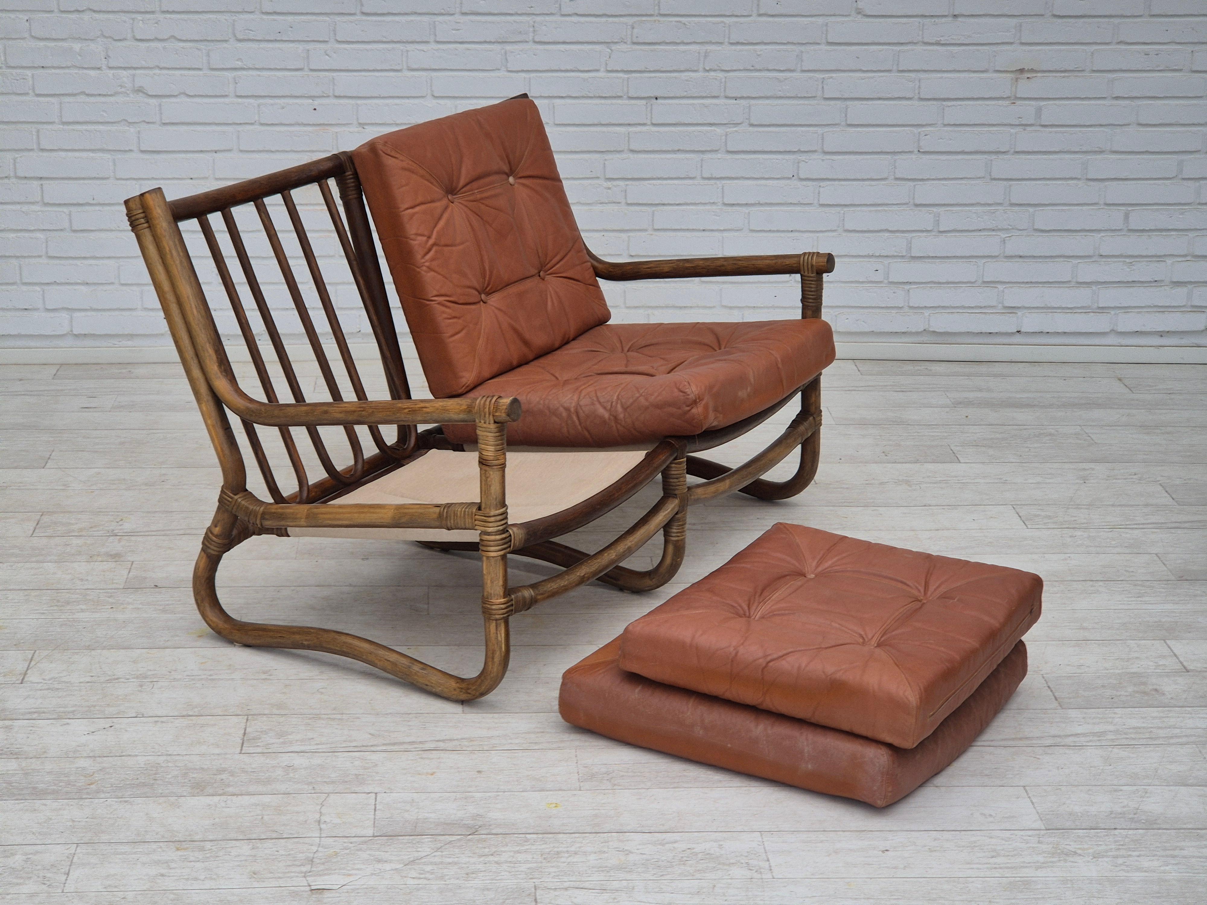 Fine XX secolo Anni '70, divano scandinavo a 2 posti, originale in ottime condizioni, bambù, pelle in vendita