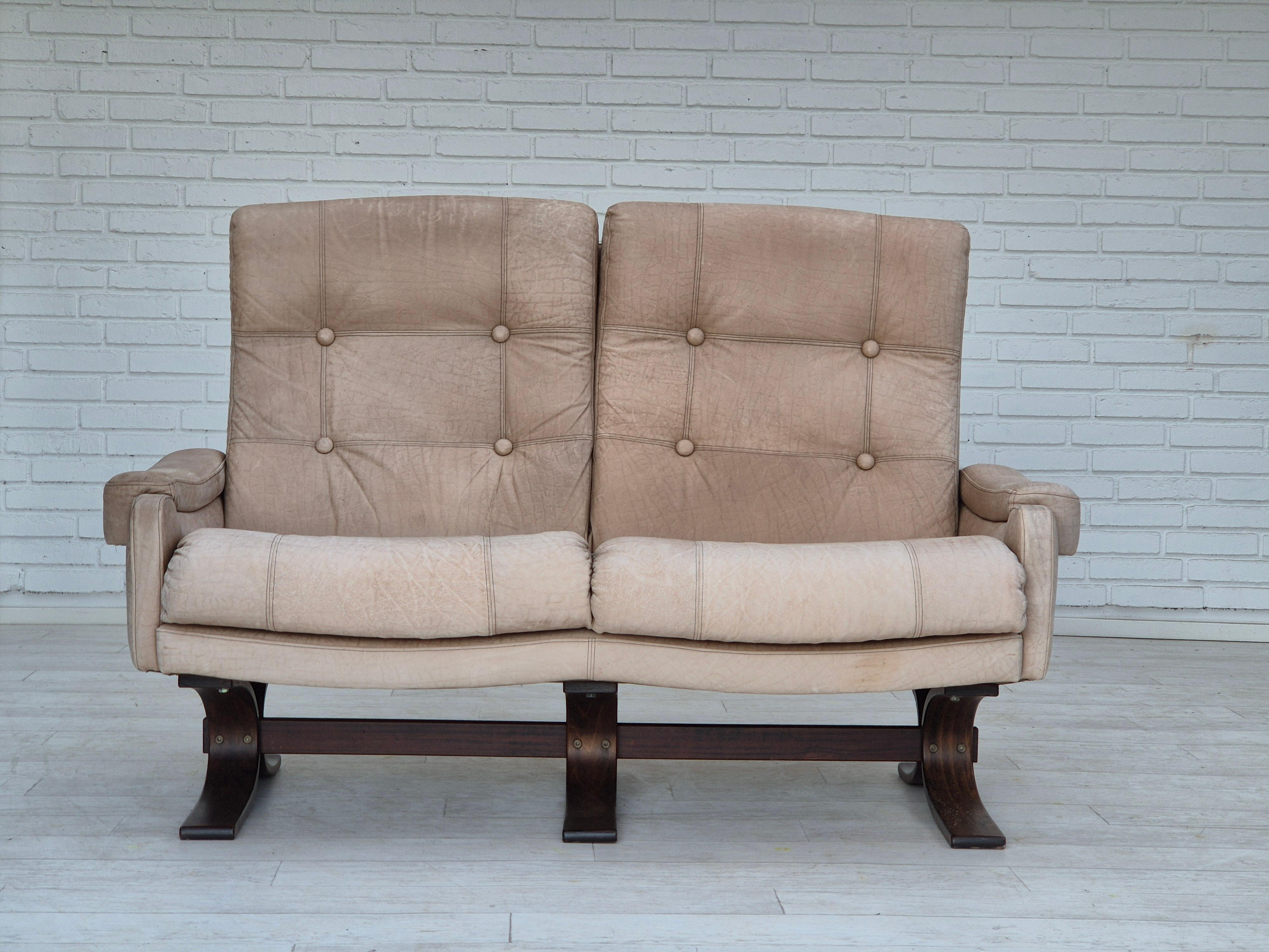 Skandinavisches 2-Sitzer-Sofa aus den 1970er Jahren in sehr gutem Originalzustand: keine Gerüche und keine Flecken. Hellbraunes/cremiges Leder mit schöner Patina. Gebogene Holzbeine aus Buche. Hergestellt von einem dänischen oder schwedischen