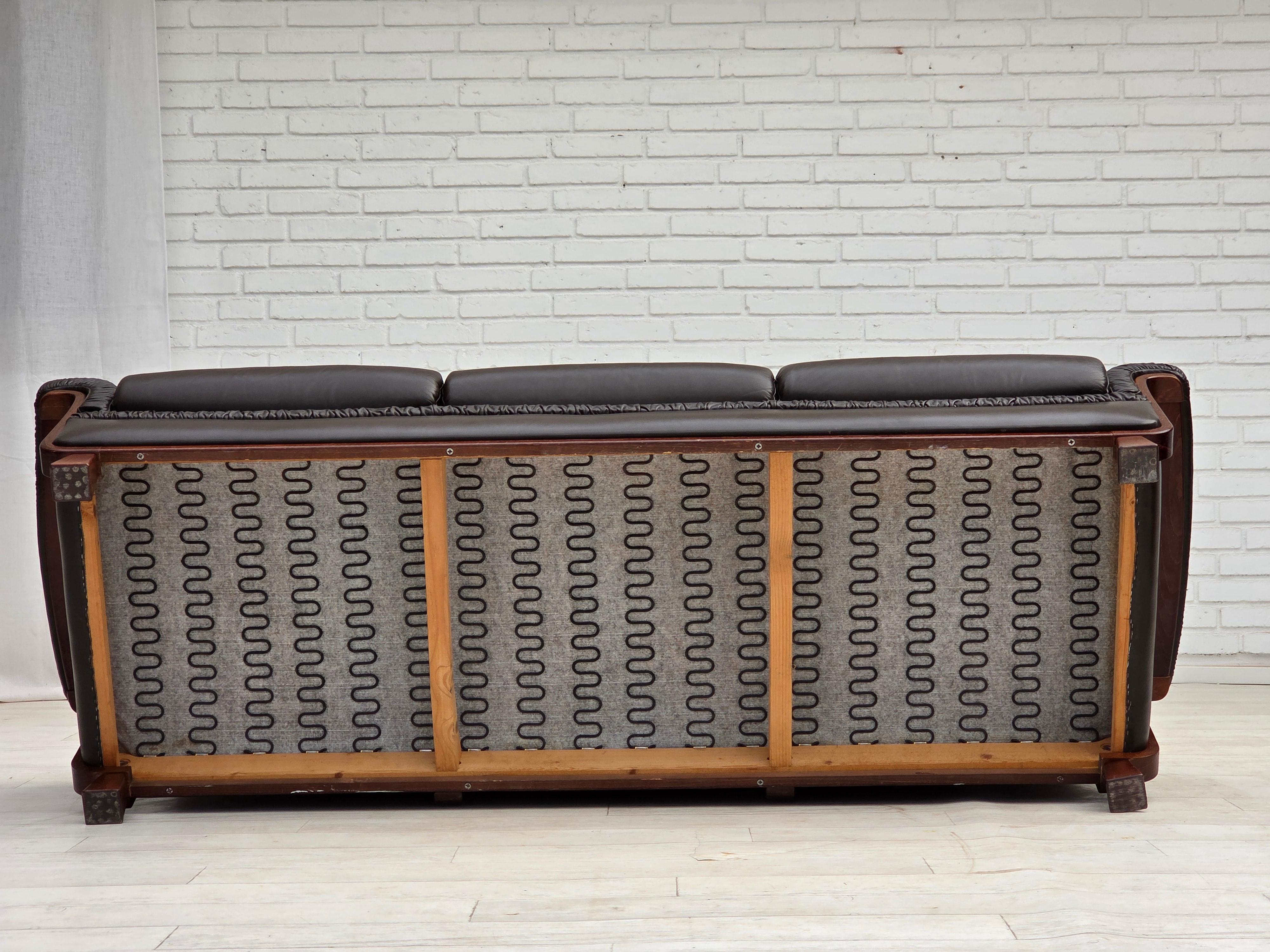 1970er Jahre, skandinavisches 3-Sitzer-Sofa, Möbel aus Leder, Beine aus Teakholz, gebogenes Holz. im Angebot 4