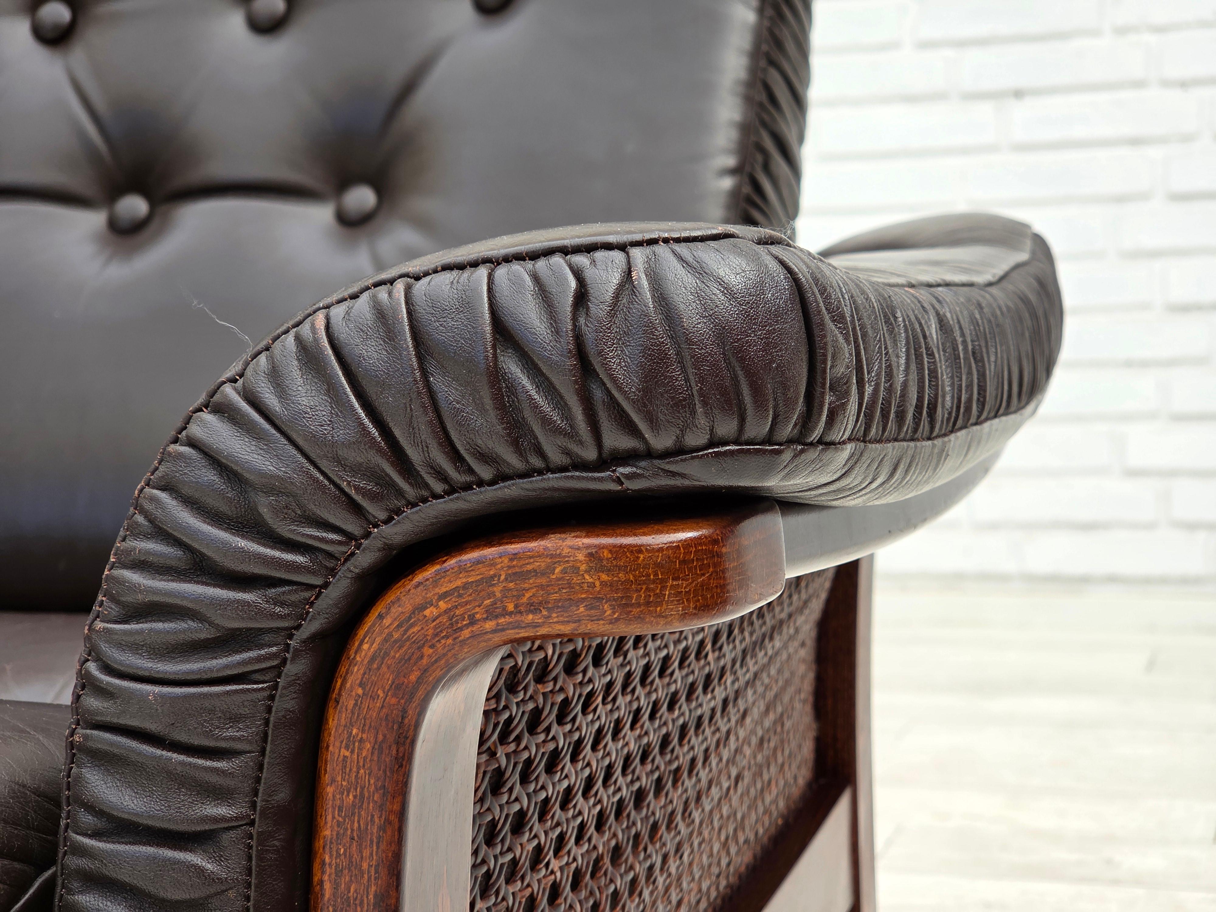 1970er Jahre, skandinavisches 3-Sitzer-Sofa, Möbel aus Leder, Beine aus Teakholz, gebogenes Holz. im Angebot 5