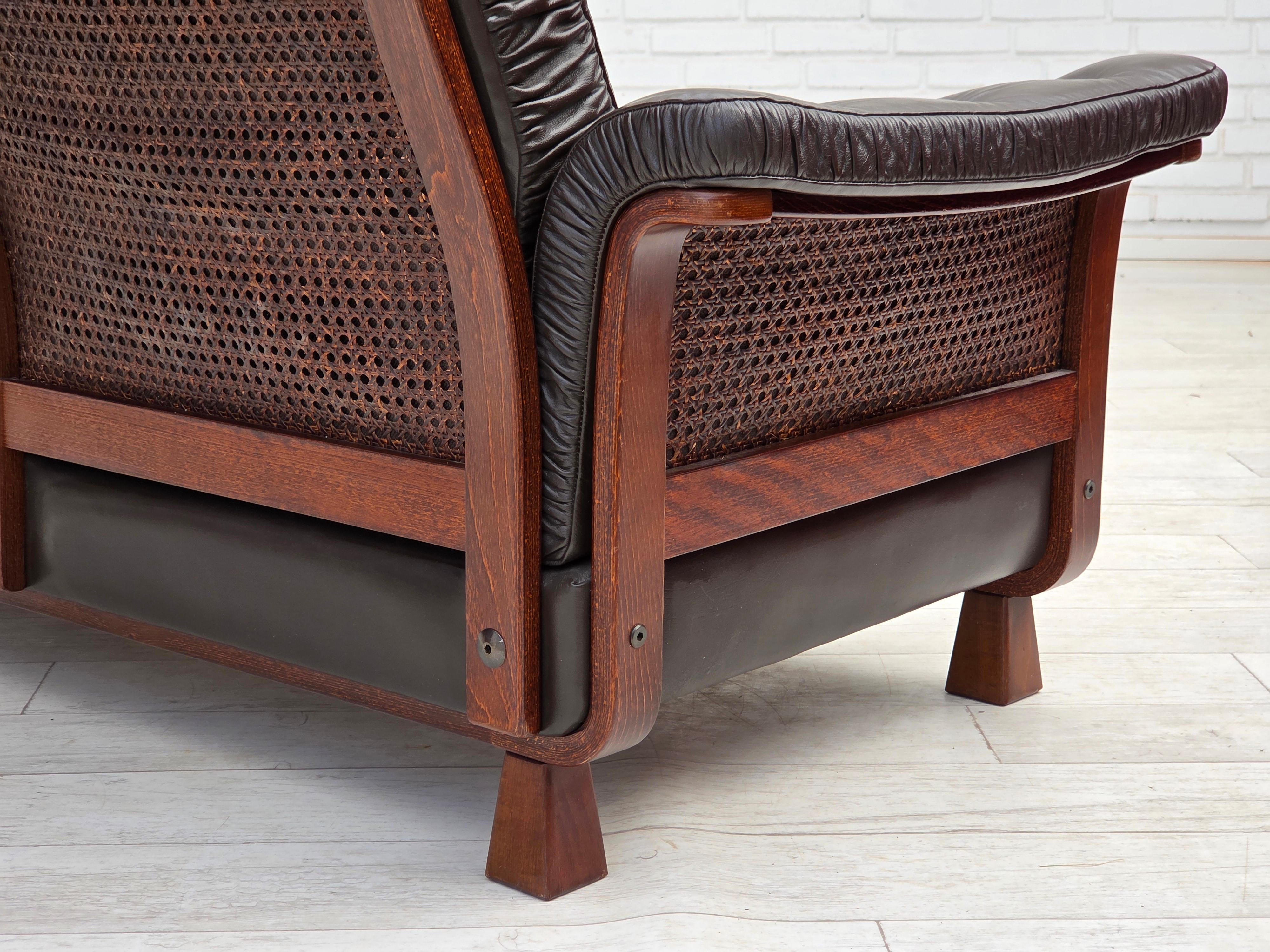 1970er Jahre, skandinavisches 3-Sitzer-Sofa, Möbel aus Leder, Beine aus Teakholz, gebogenes Holz. im Angebot 6
