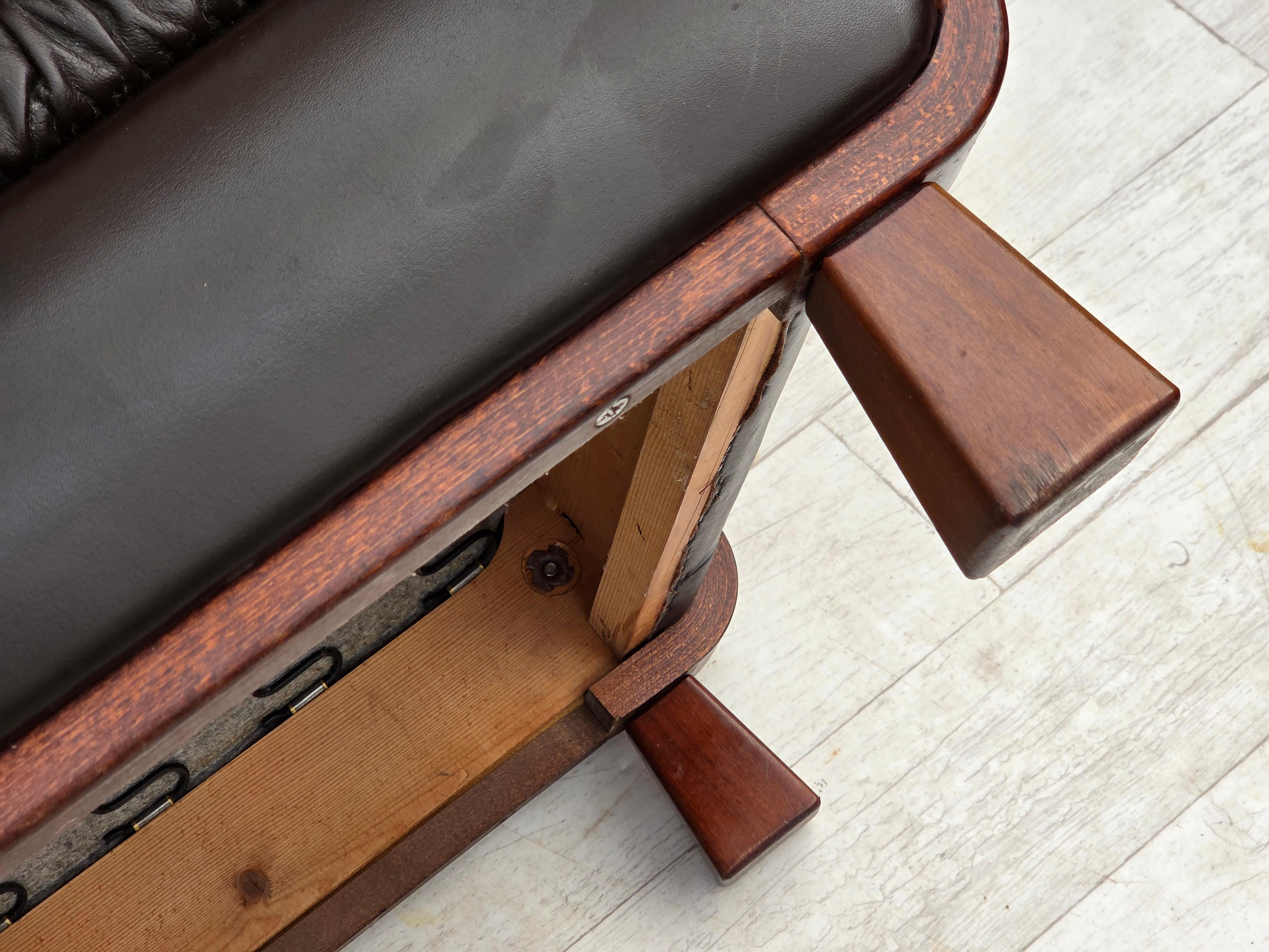 1970er Jahre, skandinavisches 3-Sitzer-Sofa, Möbel aus Leder, Beine aus Teakholz, gebogenes Holz. im Angebot 8