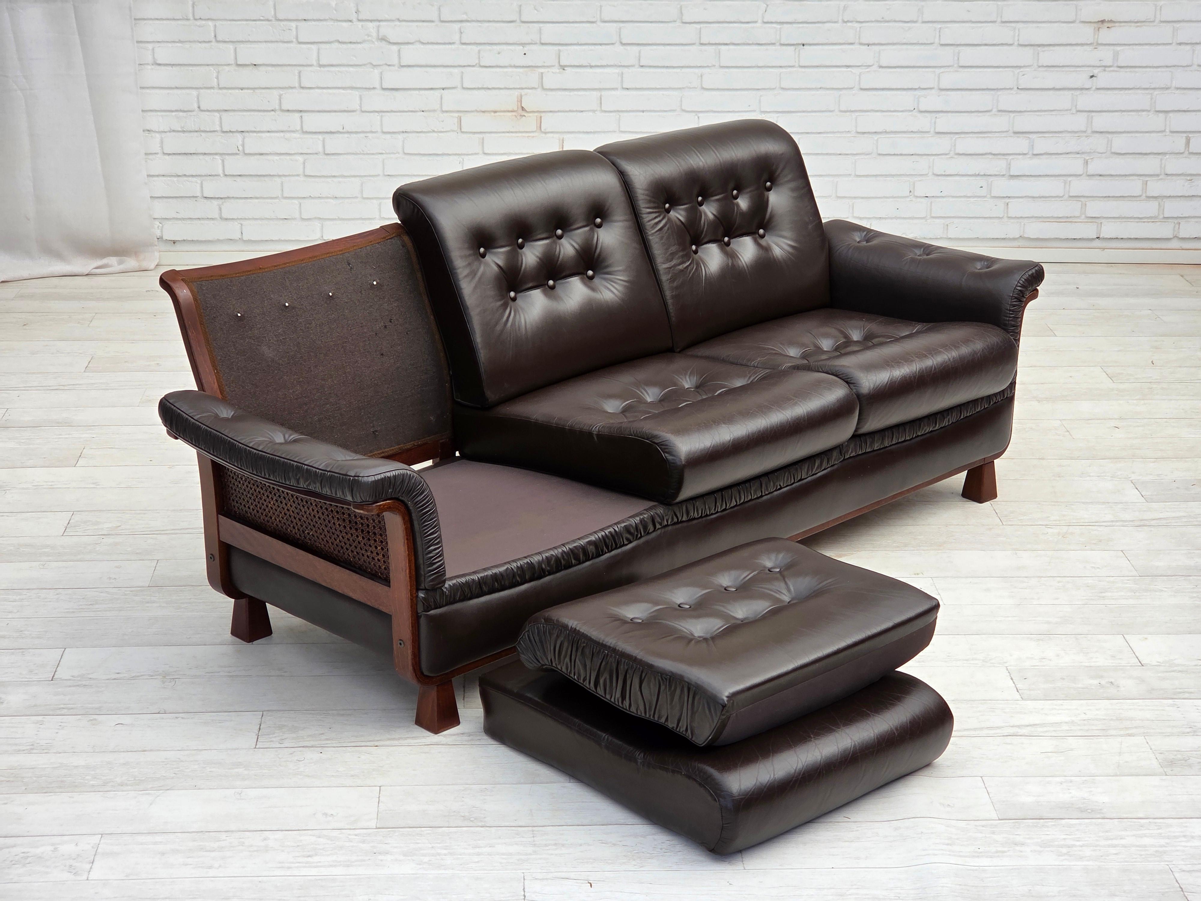 1970er Jahre, skandinavisches 3-Sitzer-Sofa, Möbel aus Leder, Beine aus Teakholz, gebogenes Holz. im Angebot 9