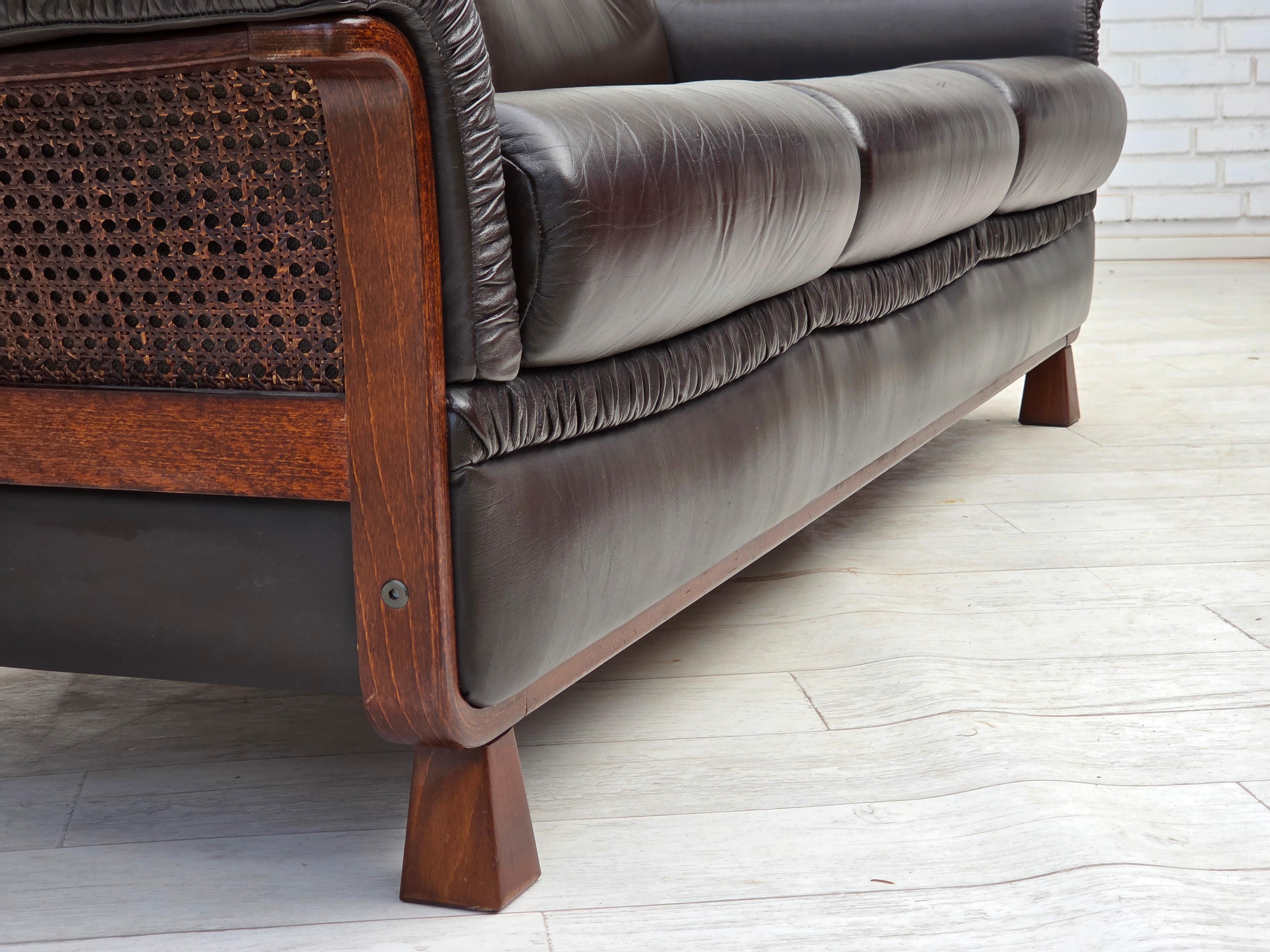 1970er Jahre, skandinavisches 3-Sitzer-Sofa, Möbel aus Leder, Beine aus Teakholz, gebogenes Holz. im Angebot 10