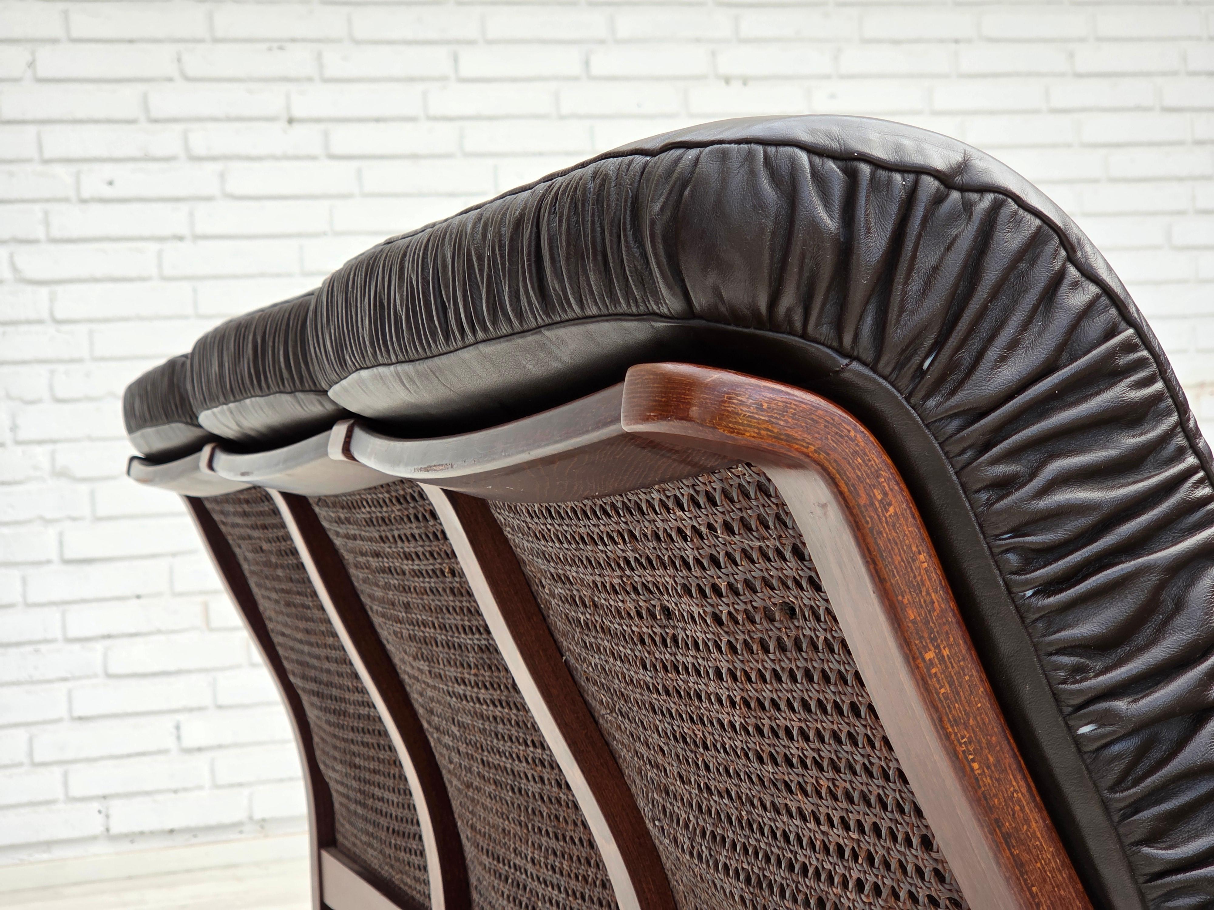 1970er Jahre, skandinavisches 3-Sitzer-Sofa, Möbel aus Leder, Beine aus Teakholz, gebogenes Holz. im Angebot 11