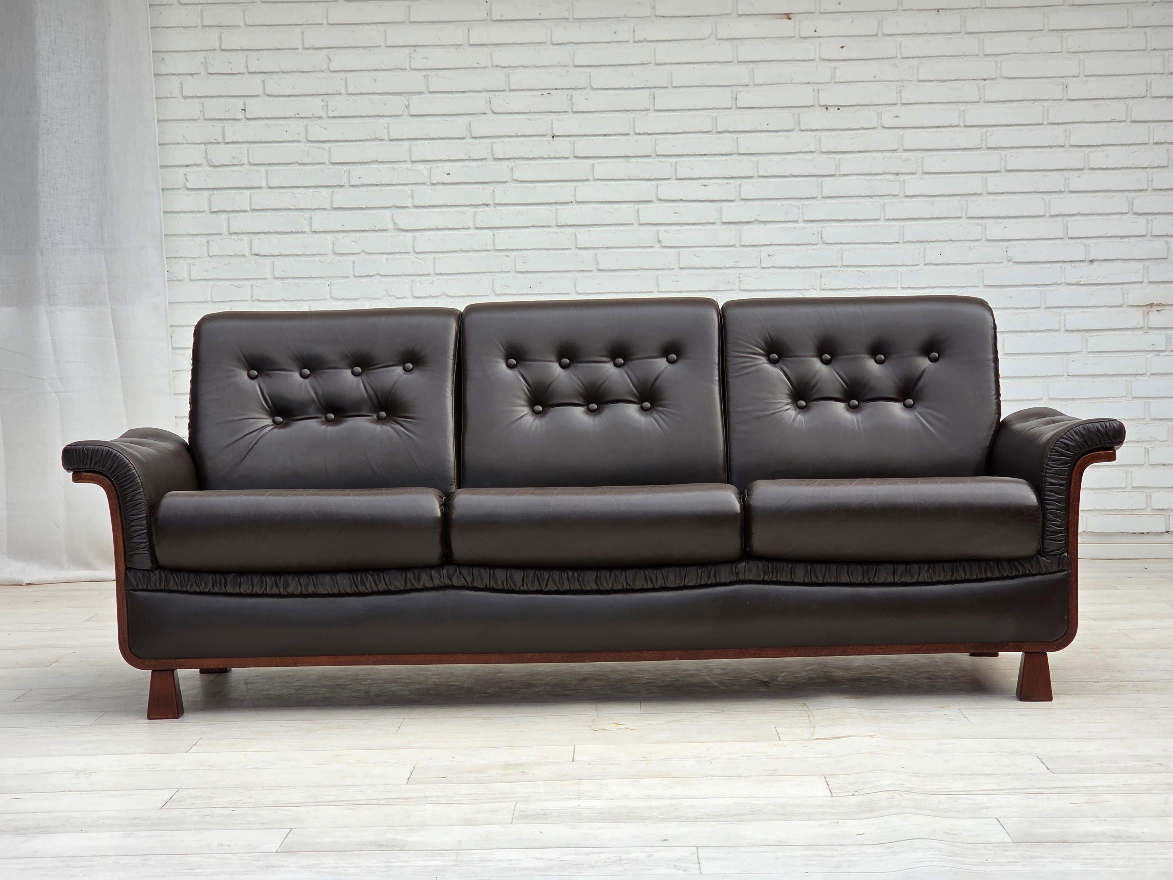 1970er Jahre, skandinavisches 3-Sitzer-Sofa. Braunes Möbelleder, Teakholzbeine, gebogenes Buchenholz, Möbel aus Rattangeflecht. Originaler sehr guter Zustand: keine Gerüche, keine Flecken und stabile Konstruktion. Hergestellt von einem dänischen