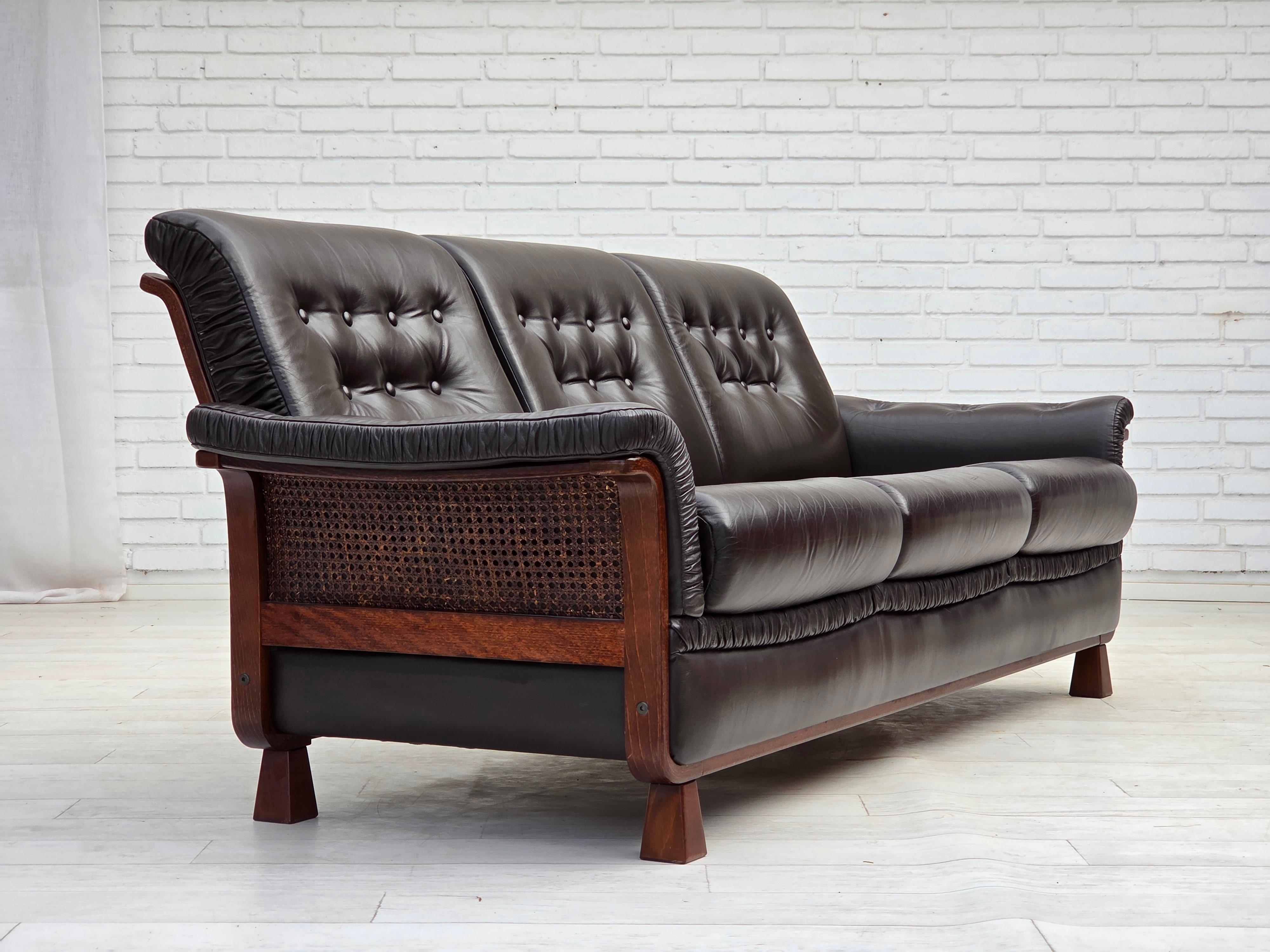 1970er Jahre, skandinavisches 3-Sitzer-Sofa, Möbel aus Leder, Beine aus Teakholz, gebogenes Holz. (Skandinavische Moderne) im Angebot