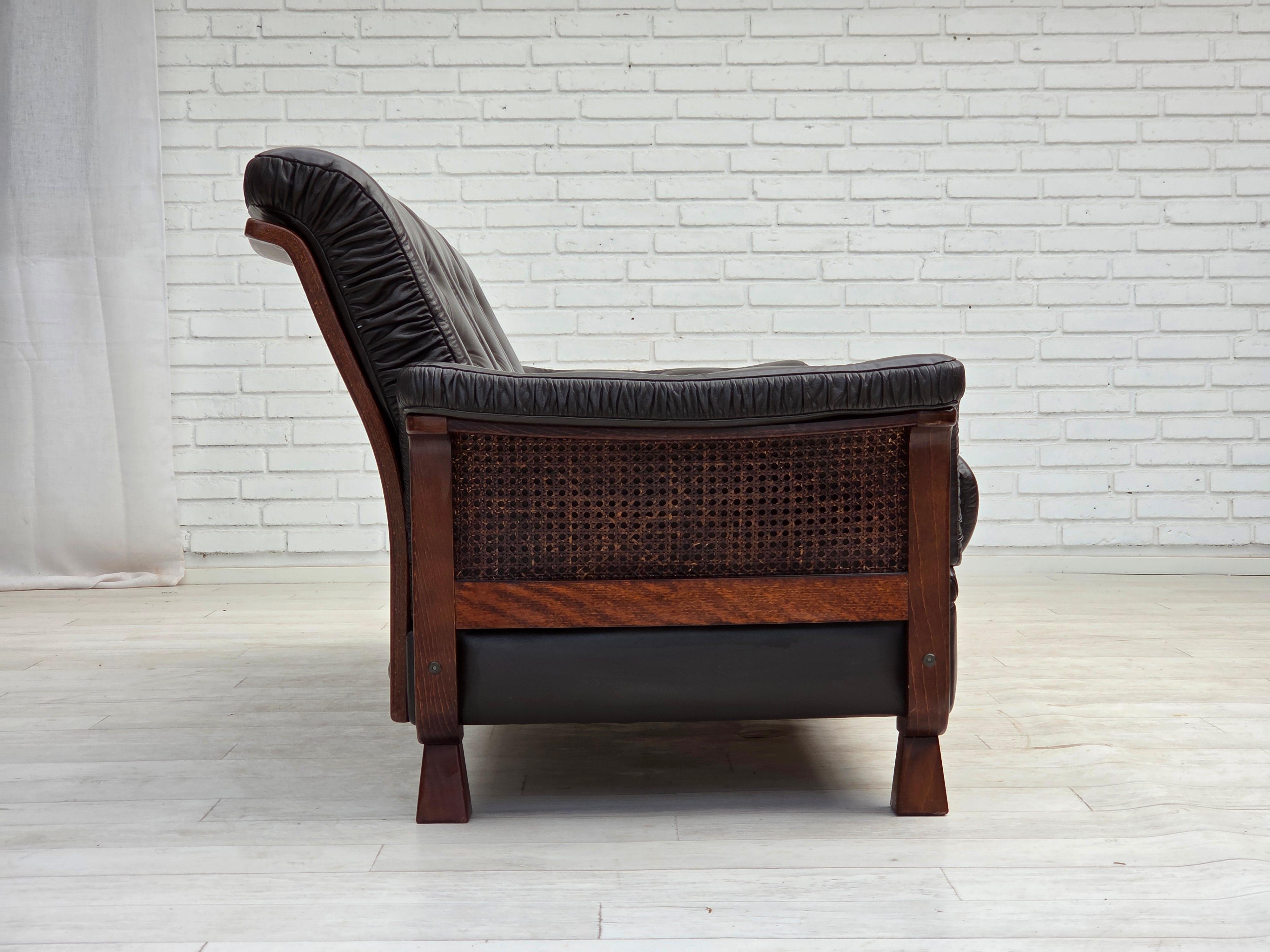 1970er Jahre, skandinavisches 3-Sitzer-Sofa, Möbel aus Leder, Beine aus Teakholz, gebogenes Holz. im Zustand „Gut“ im Angebot in Tarm, 82