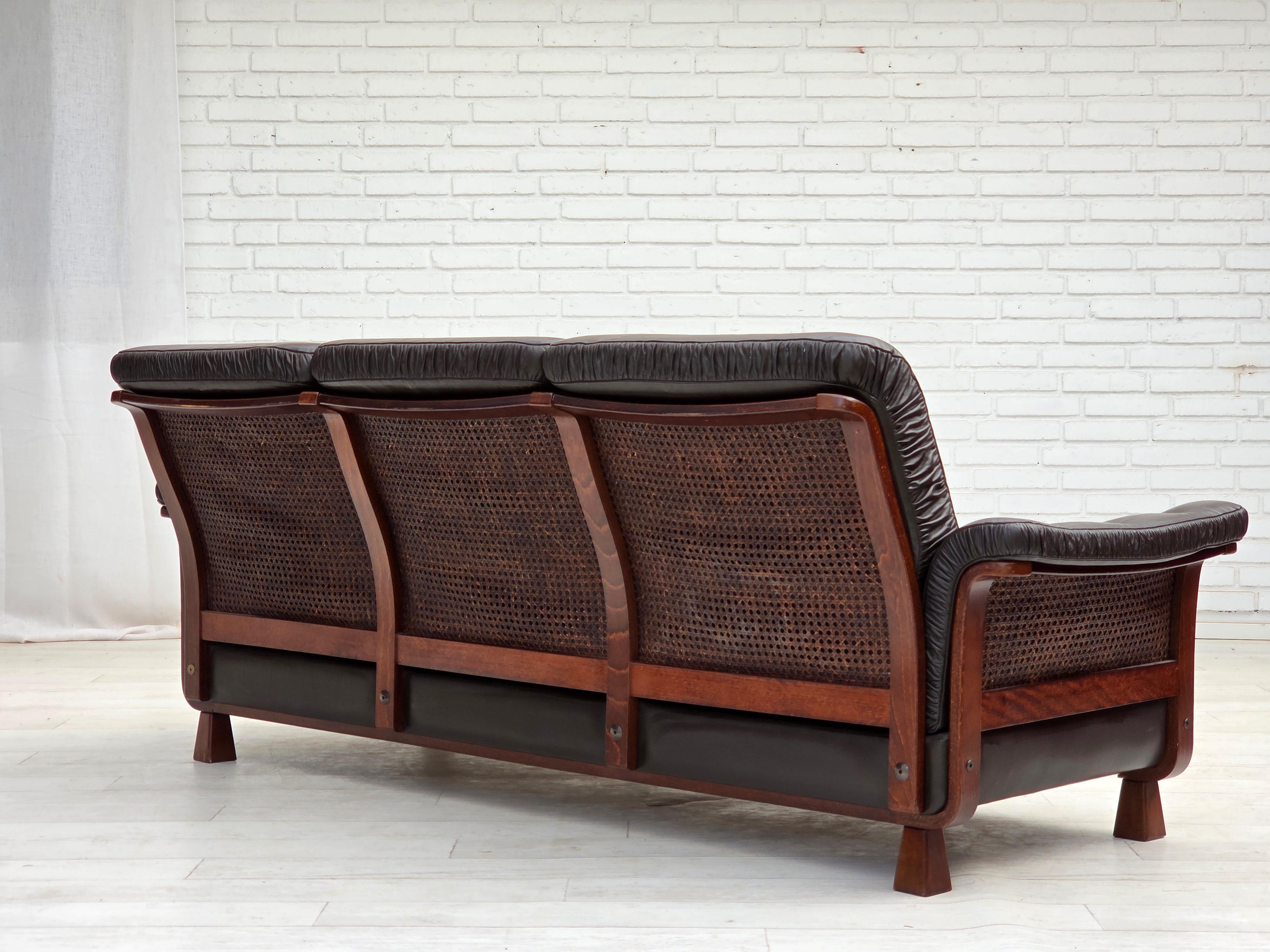 1970er Jahre, skandinavisches 3-Sitzer-Sofa, Möbel aus Leder, Beine aus Teakholz, gebogenes Holz. (Ende des 20. Jahrhunderts) im Angebot