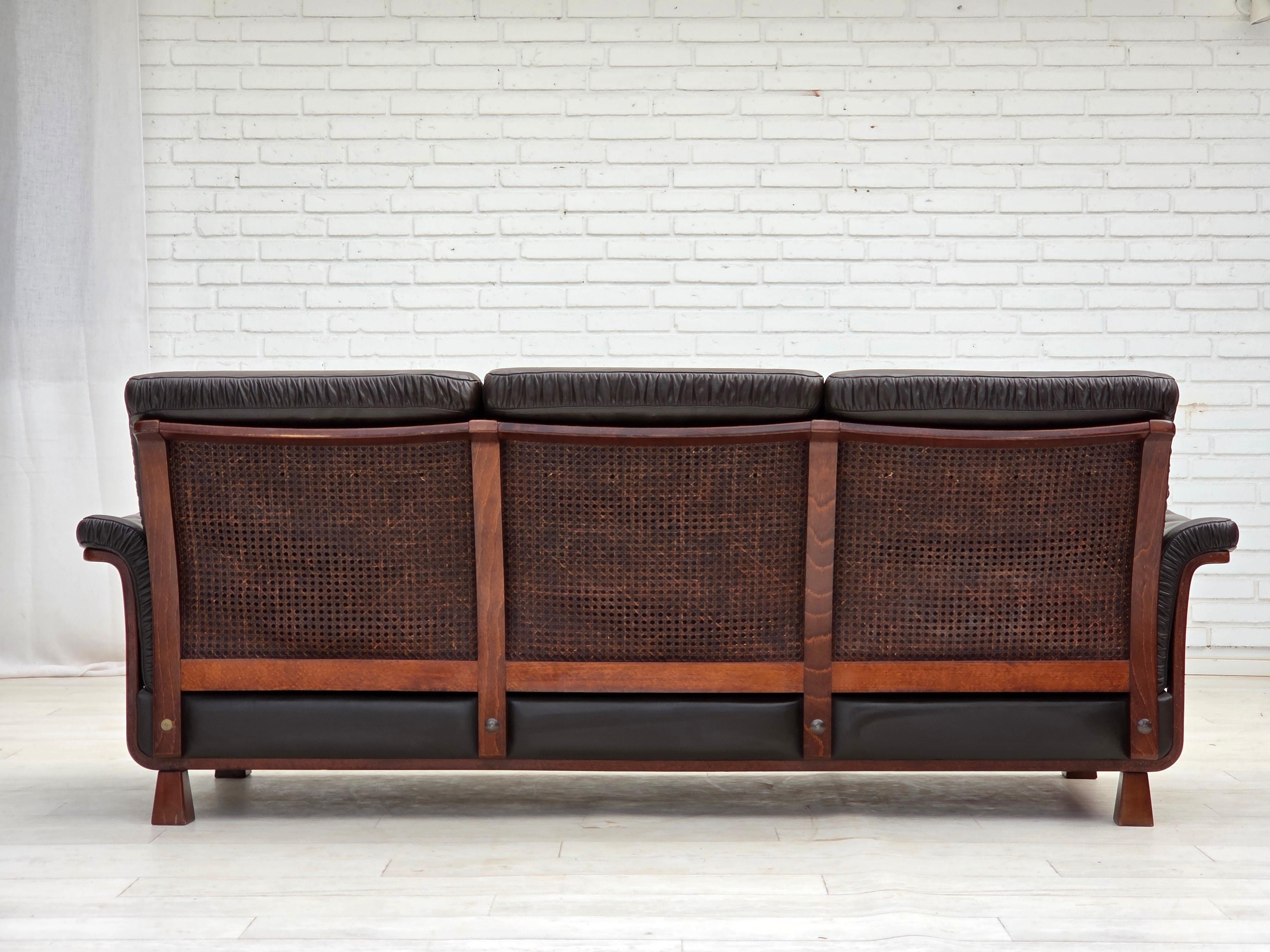 1970er Jahre, skandinavisches 3-Sitzer-Sofa, Möbel aus Leder, Beine aus Teakholz, gebogenes Holz. im Angebot 1