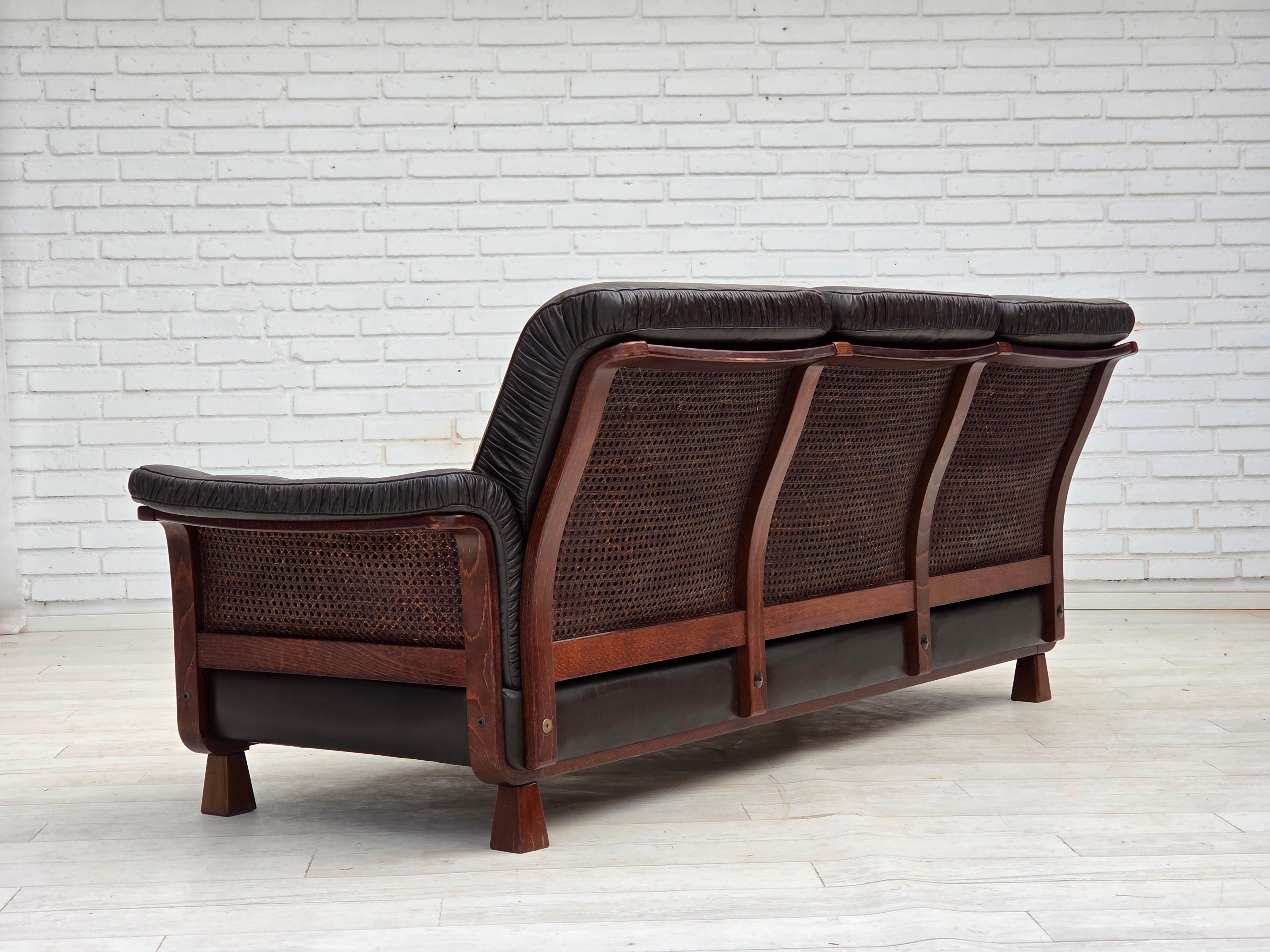 1970er Jahre, skandinavisches 3-Sitzer-Sofa, Möbel aus Leder, Beine aus Teakholz, gebogenes Holz. im Angebot 2