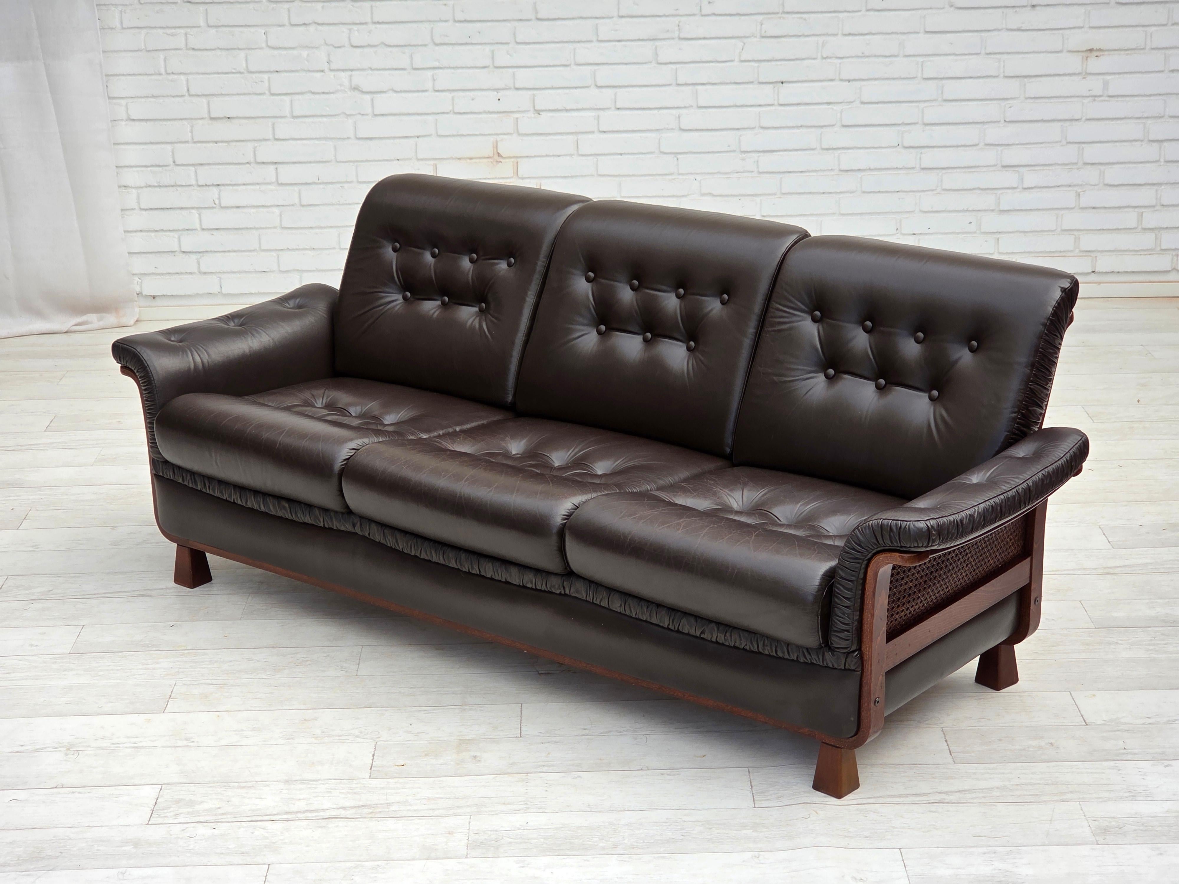 1970er Jahre, skandinavisches 3-Sitzer-Sofa, Möbel aus Leder, Beine aus Teakholz, gebogenes Holz. im Angebot 3