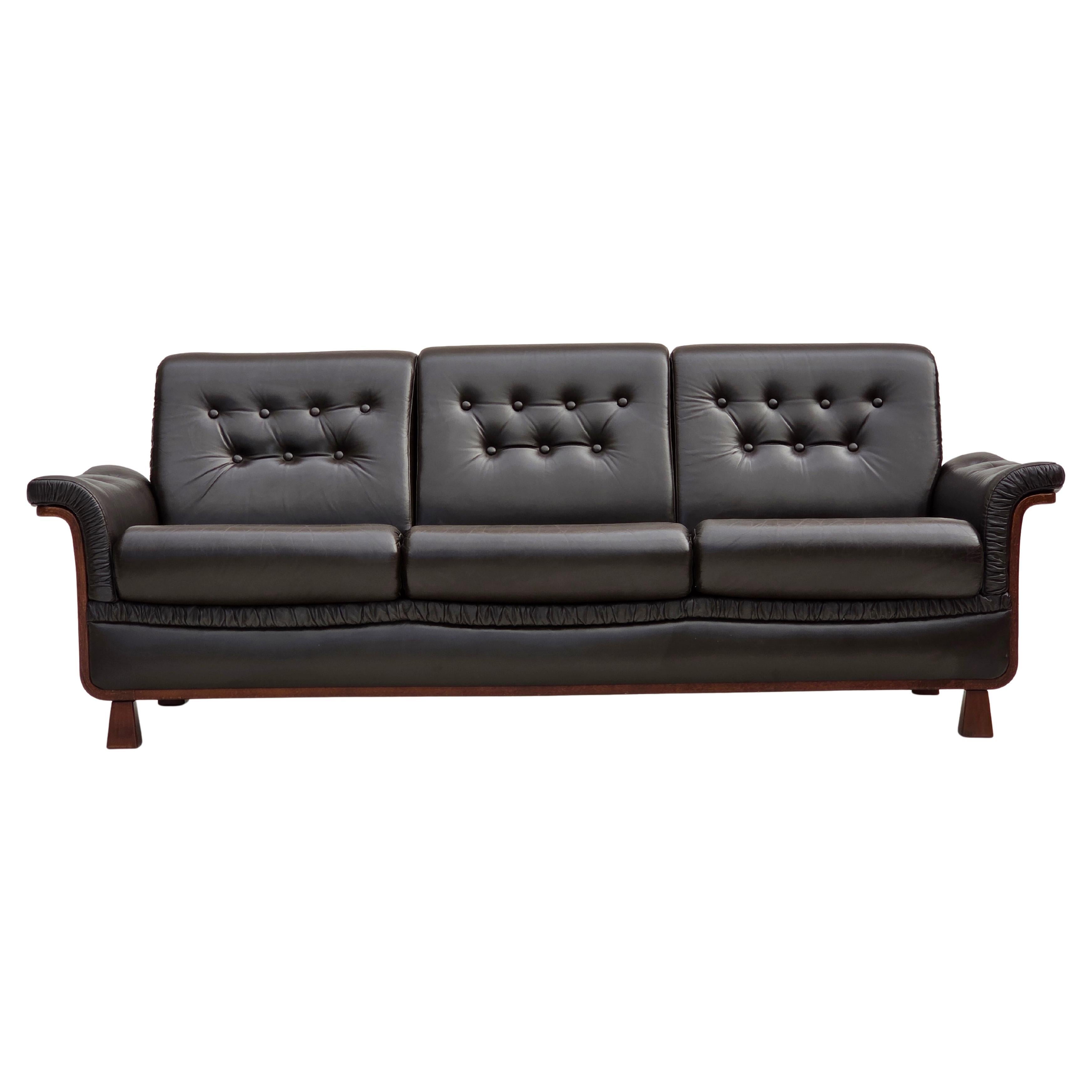 1970er Jahre, skandinavisches 3-Sitzer-Sofa, Möbel aus Leder, Beine aus Teakholz, gebogenes Holz. im Angebot