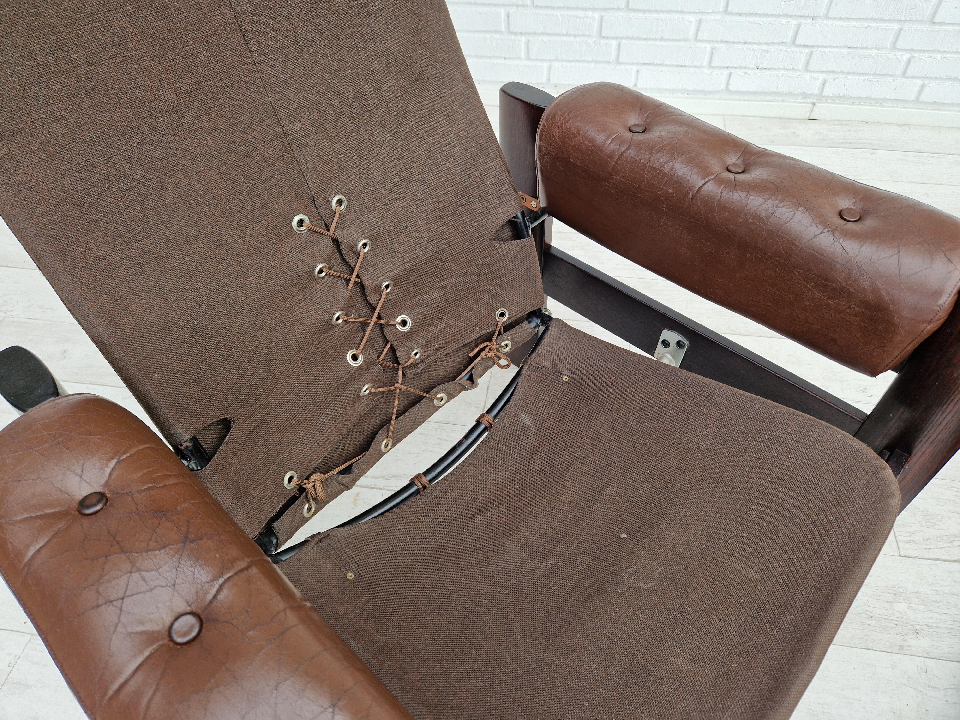 1970s, Scandinavian Adjustable Lounge Chair, Brown Leather, Oak Wood For Sale 8