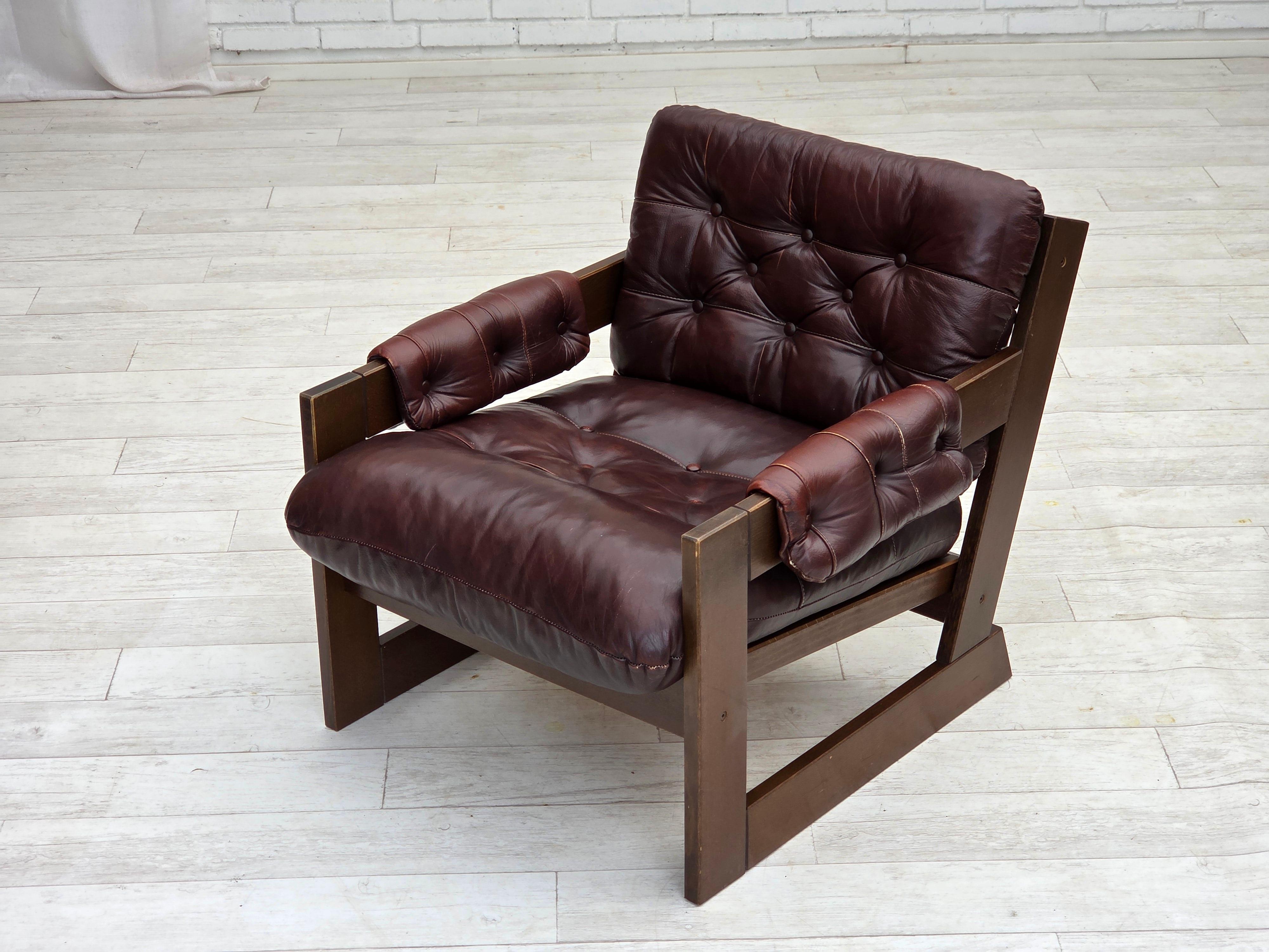 1970er Jahre, skandinavischer Sessel, braunes Möbelleder, dunkles Buchenholz. im Angebot 10
