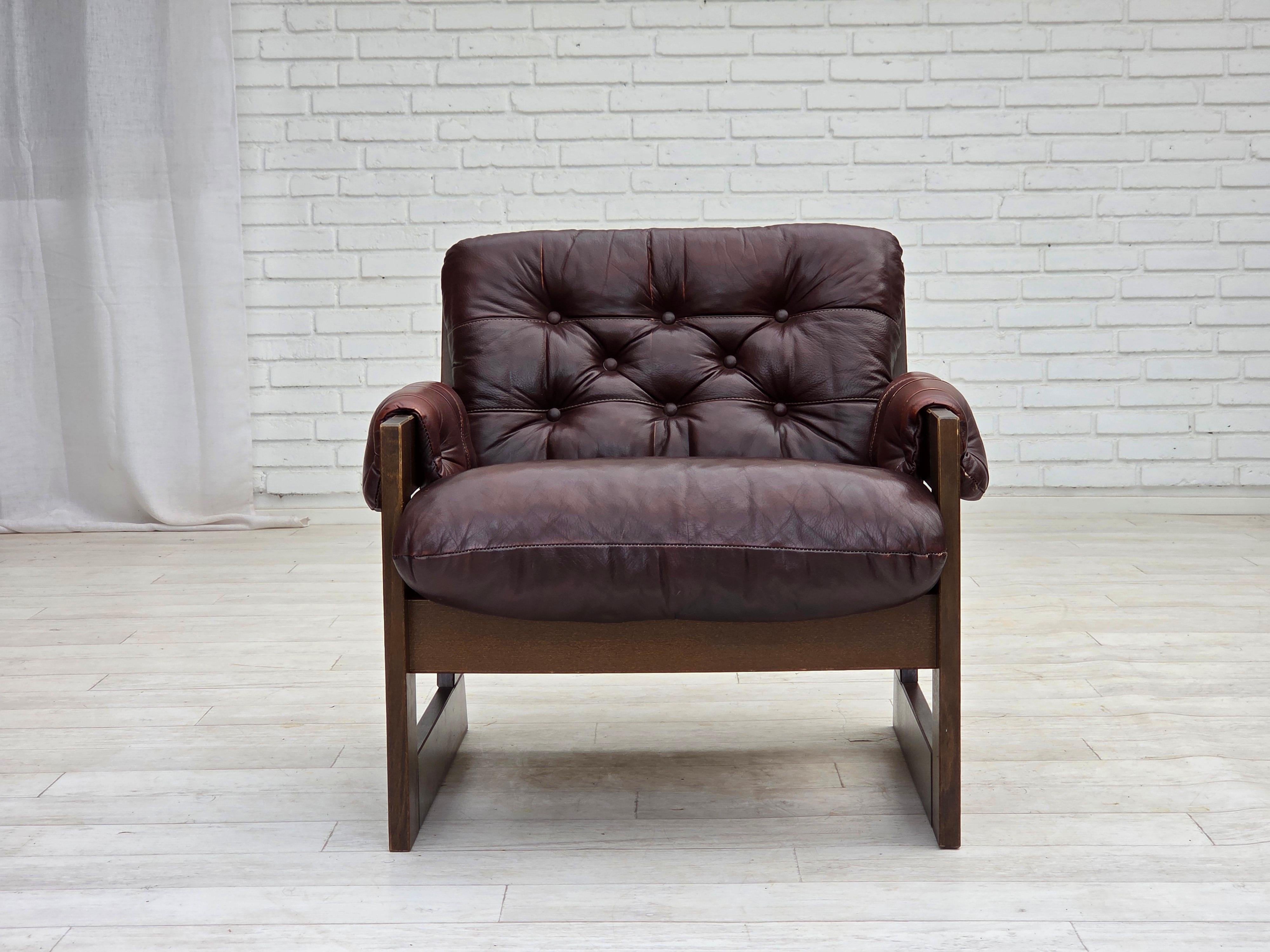 1970er Jahre, skandinavischer Sessel, braunes Möbelleder, dunkles Buchenholz. (Leder) im Angebot