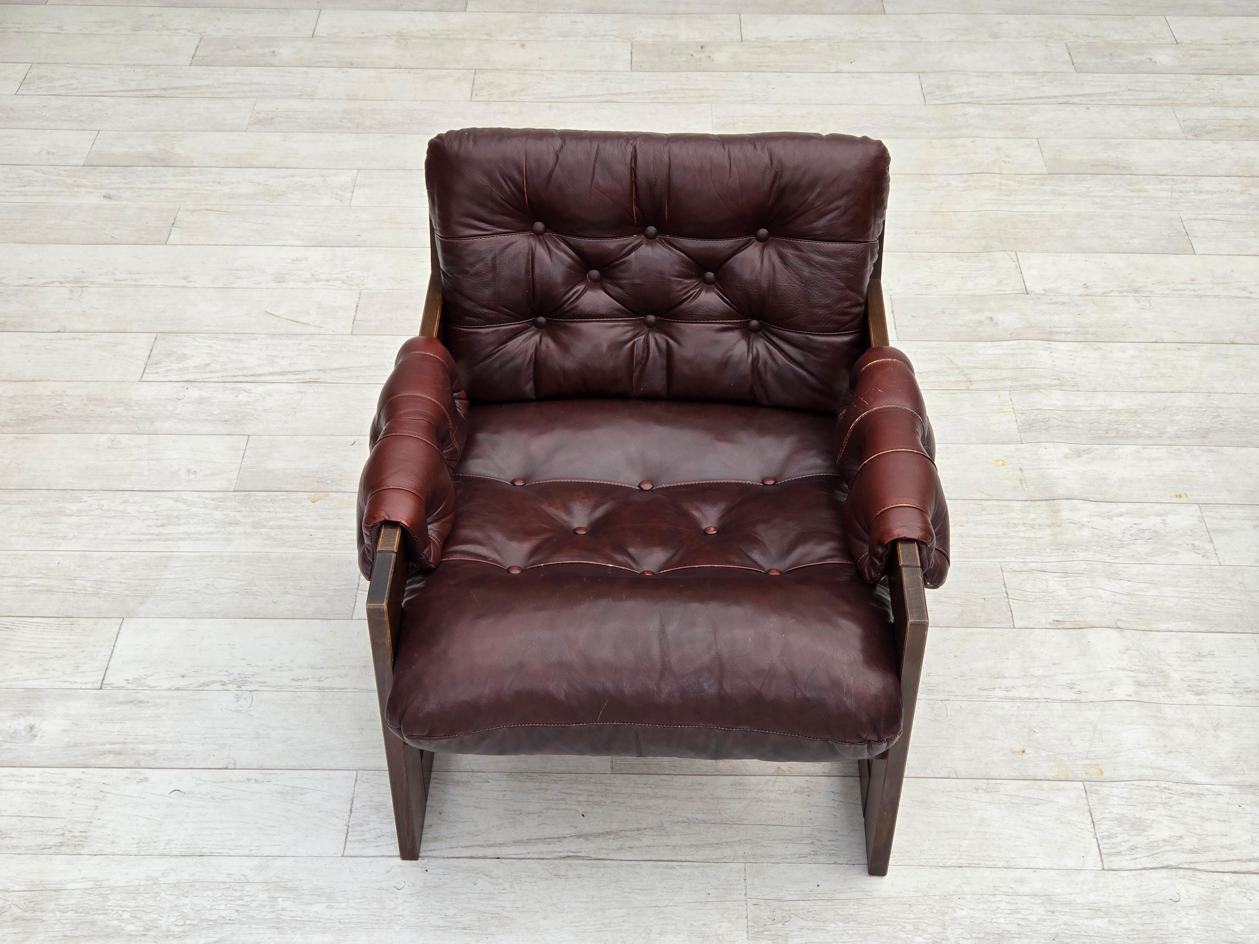 1970er Jahre, skandinavischer Sessel, braunes Möbelleder, dunkles Buchenholz. im Angebot 2