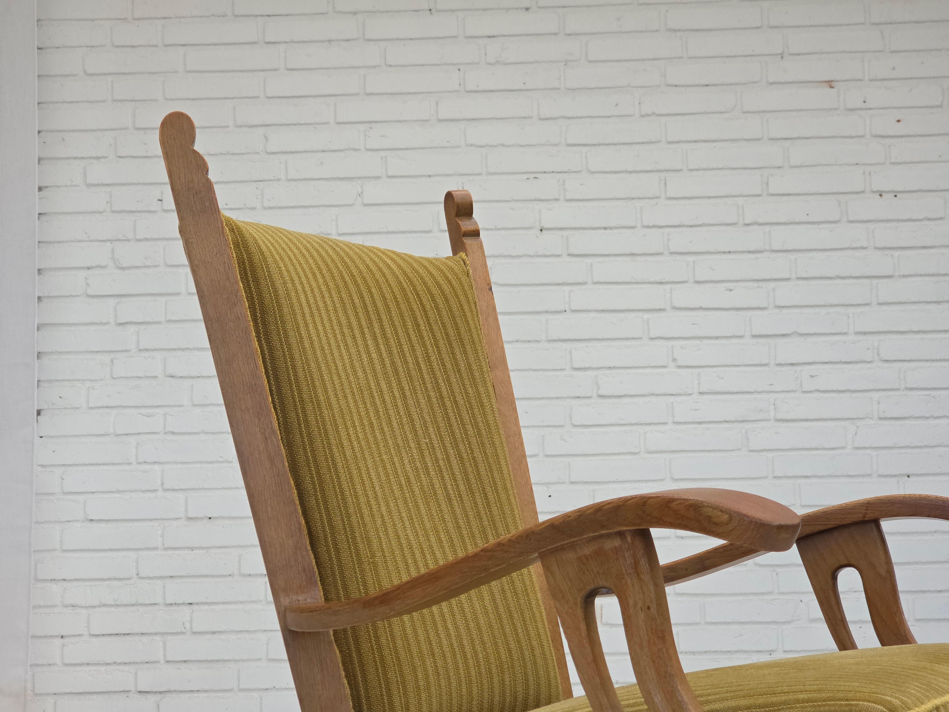 Poltrona scandinava degli anni '70, tessuto in cotone/lana, legno massiccio di quercia. In condizioni buone in vendita a Tarm, 82