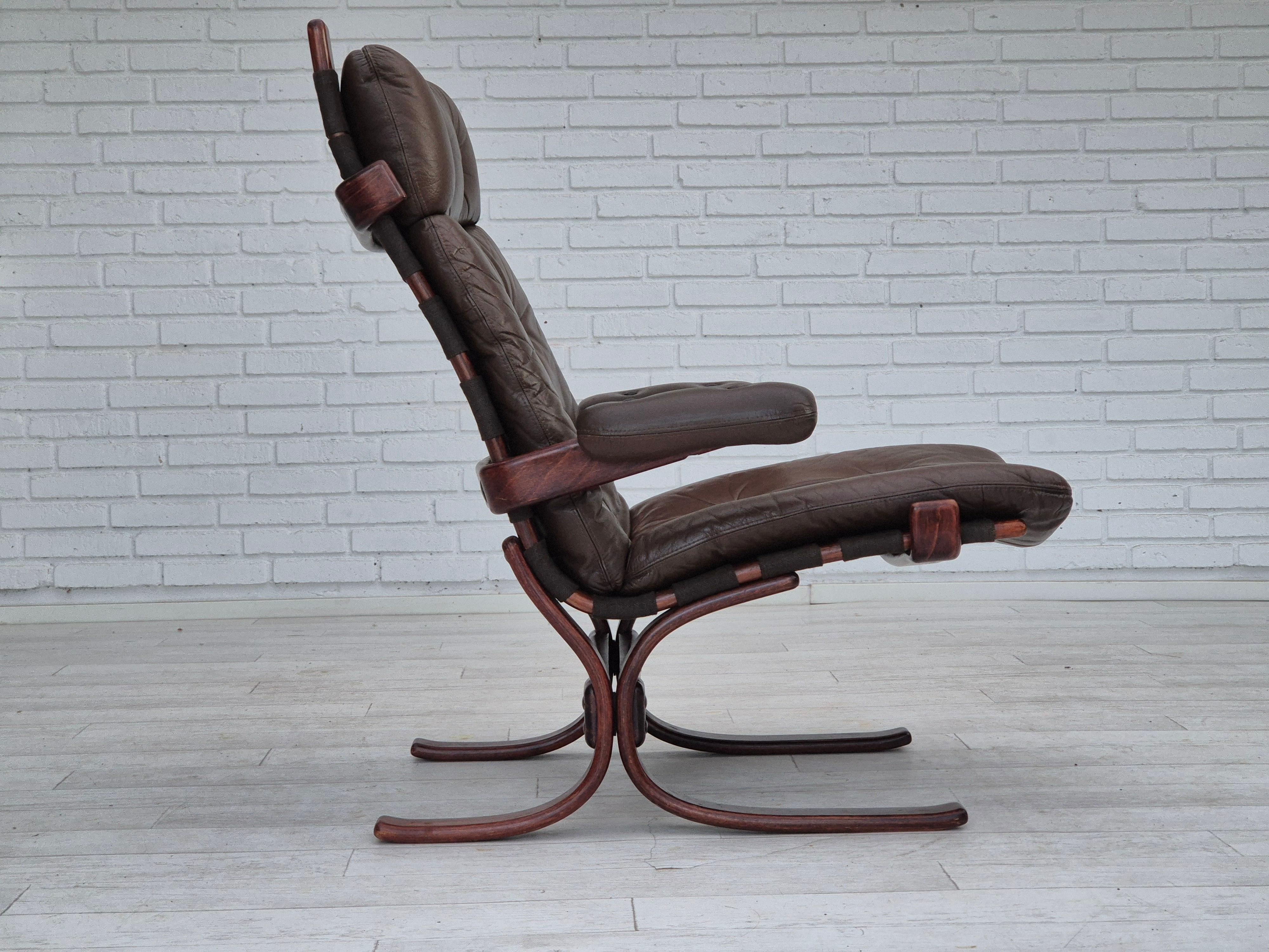 Danish 1970s, Scandinavian armchair, original condition, furniture leather, bent wood. For Sale