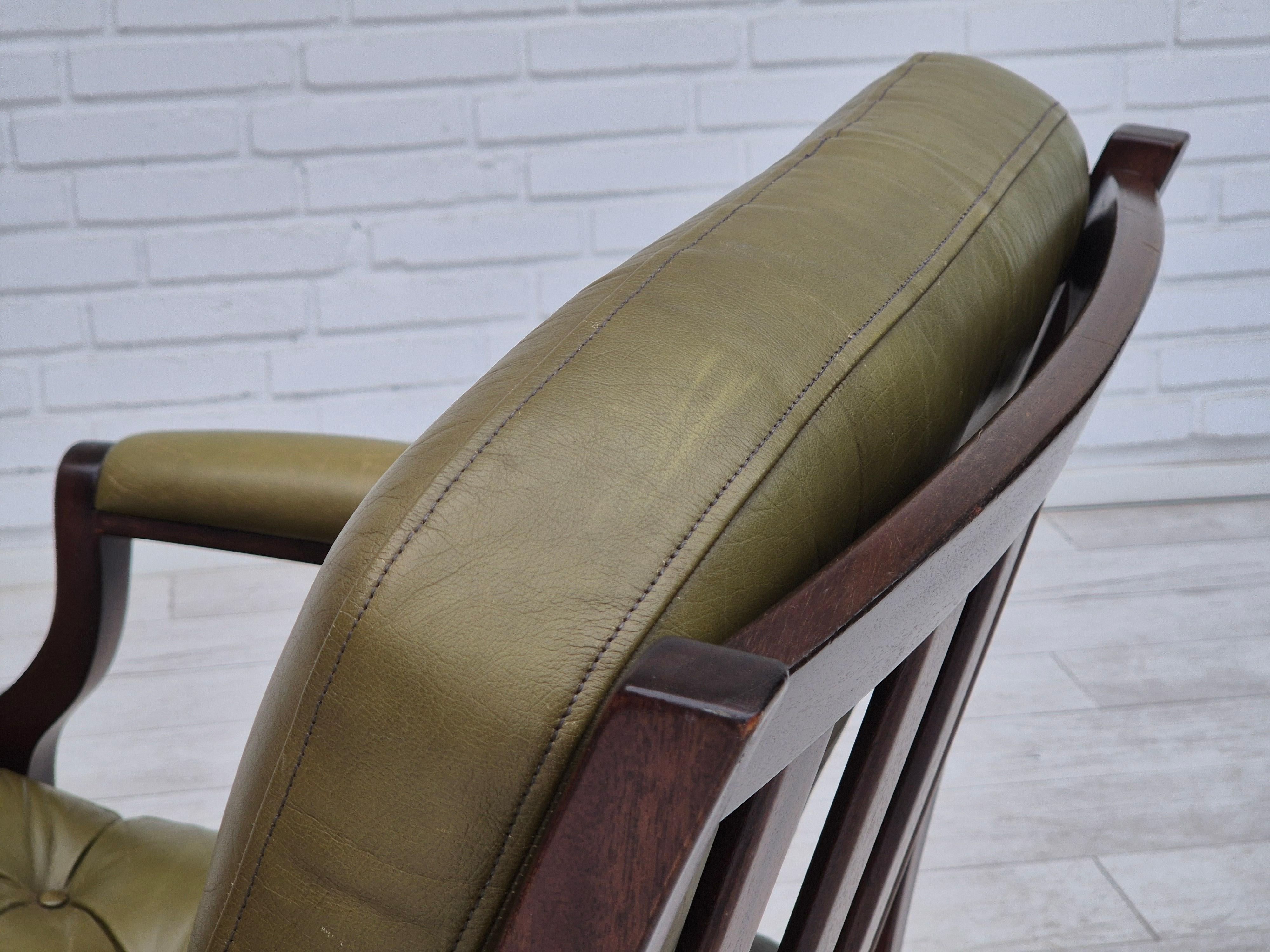 Años 70, sillón escandinavo, estado original, muebles de cuero, madera de teca. en venta 3