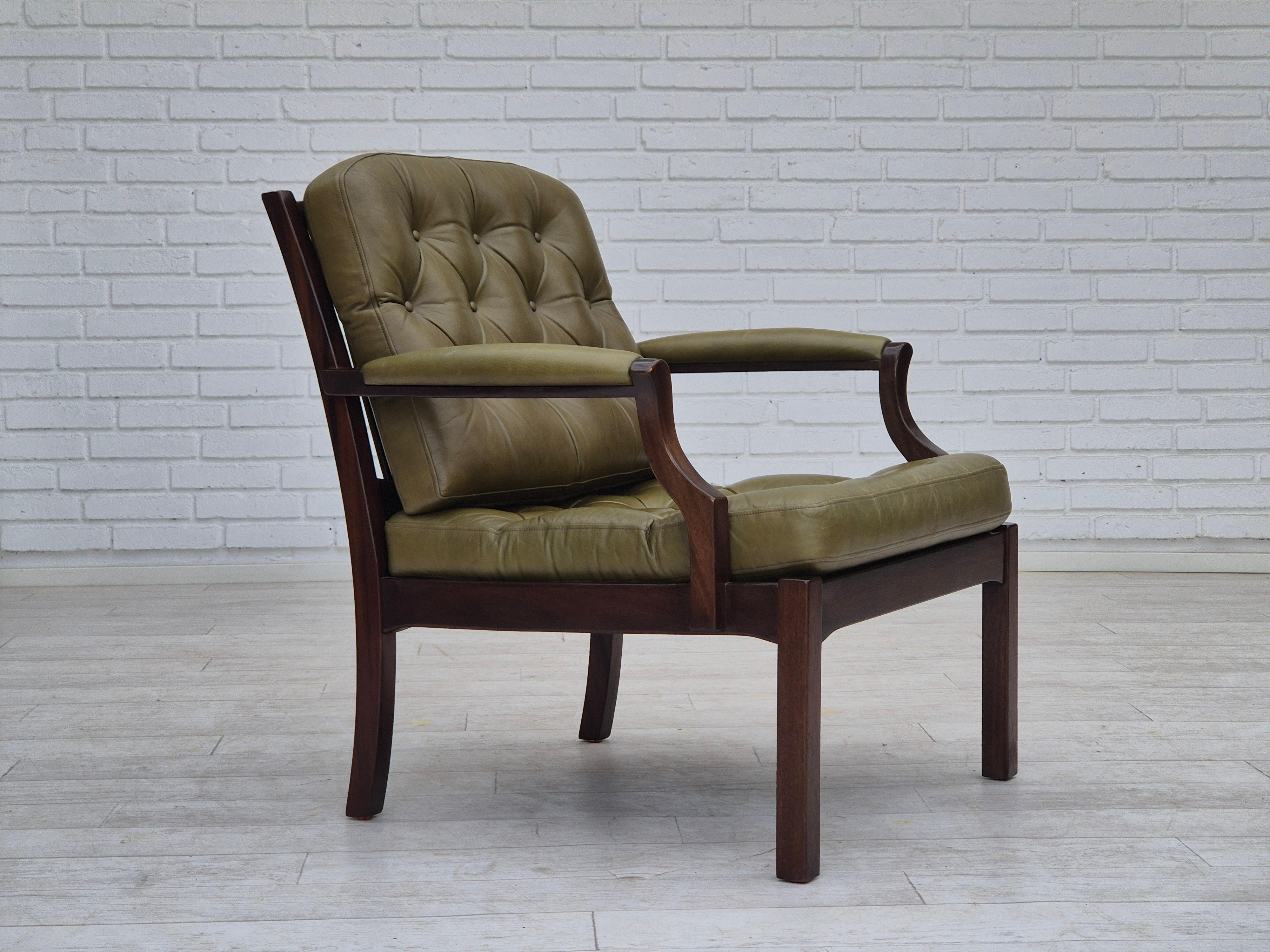 Sillón escandinavo de los años 70, en estado original: sin olores ni manchas, construcción estable. La silla fue revisada por un artesano. Muebles de cuero verde, madera de teca maciza. Muelles en los cojines. Fabricado por un fabricante de muebles