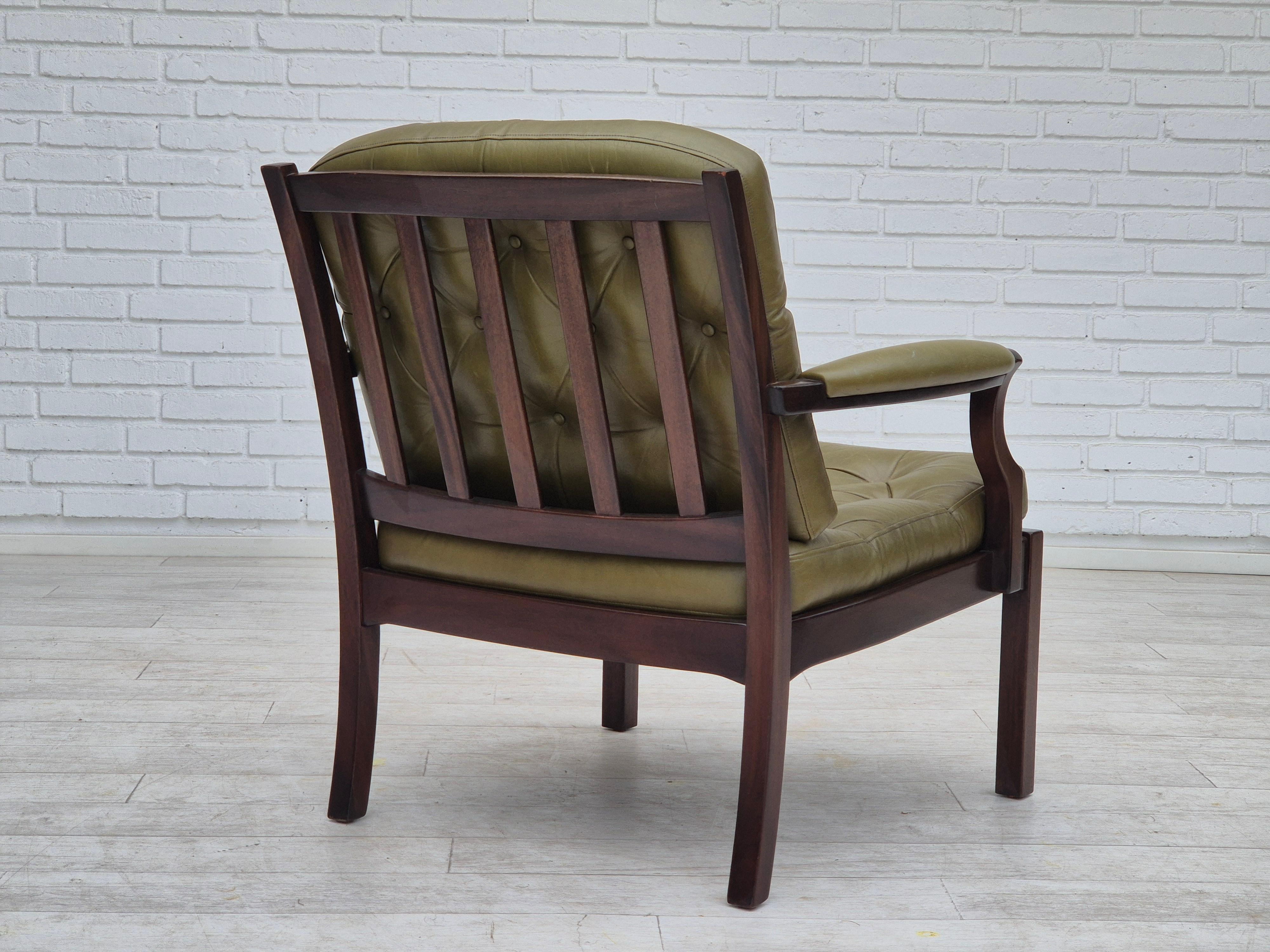 Años 70, sillón escandinavo, estado original, muebles de cuero, madera de teca. finales del siglo XX en venta