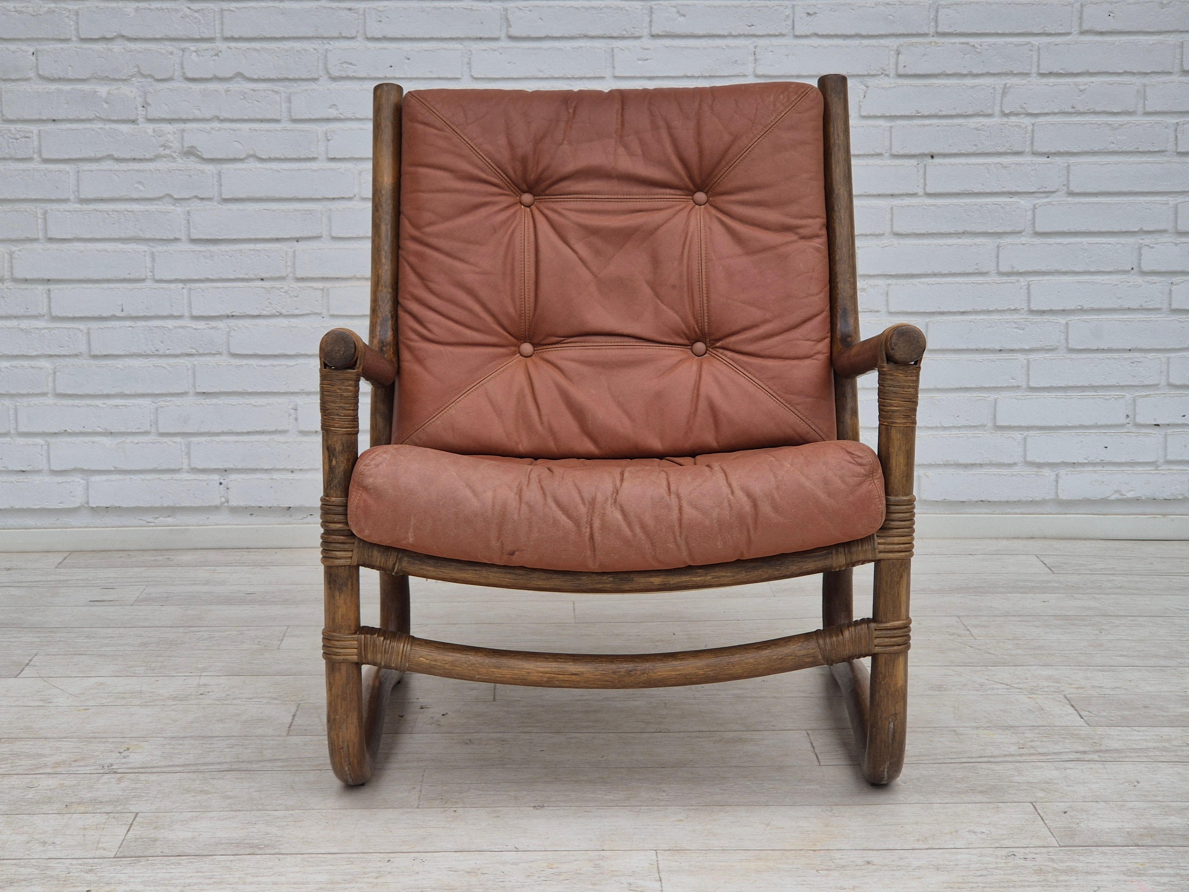 Fauteuil scandinave des années 1970 en très bon état d'origine : pas d'odeur ni de tache. Construction en bambou, cuir d'ameublement marron camel. Fabriqué par un fabricant de meubles danois dans les années 1970-1975. Les chaises ont été vérifiées