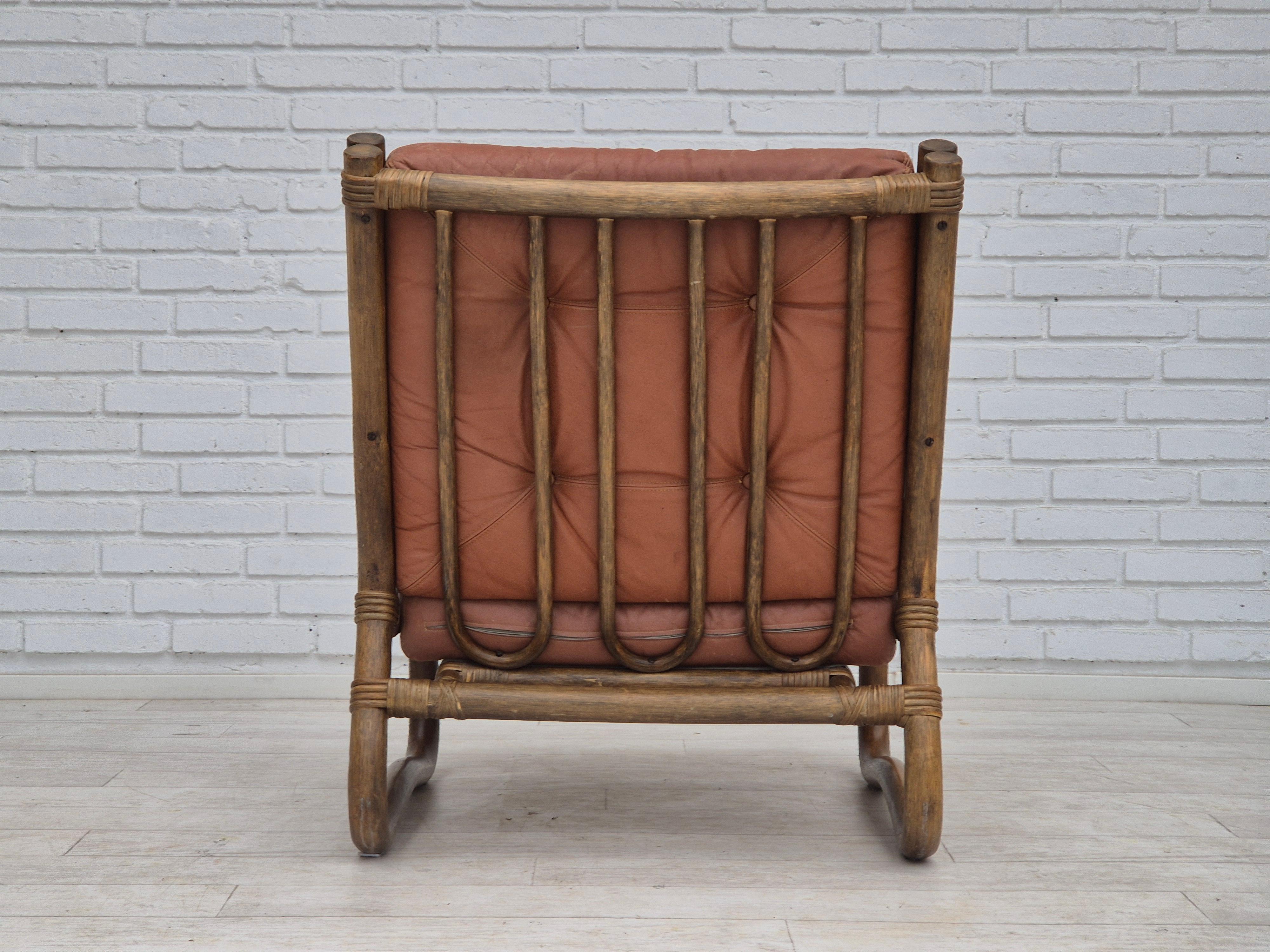 Danois 1970, fauteuil scandinave, très bon état d'origine, bambou, cuir. en vente