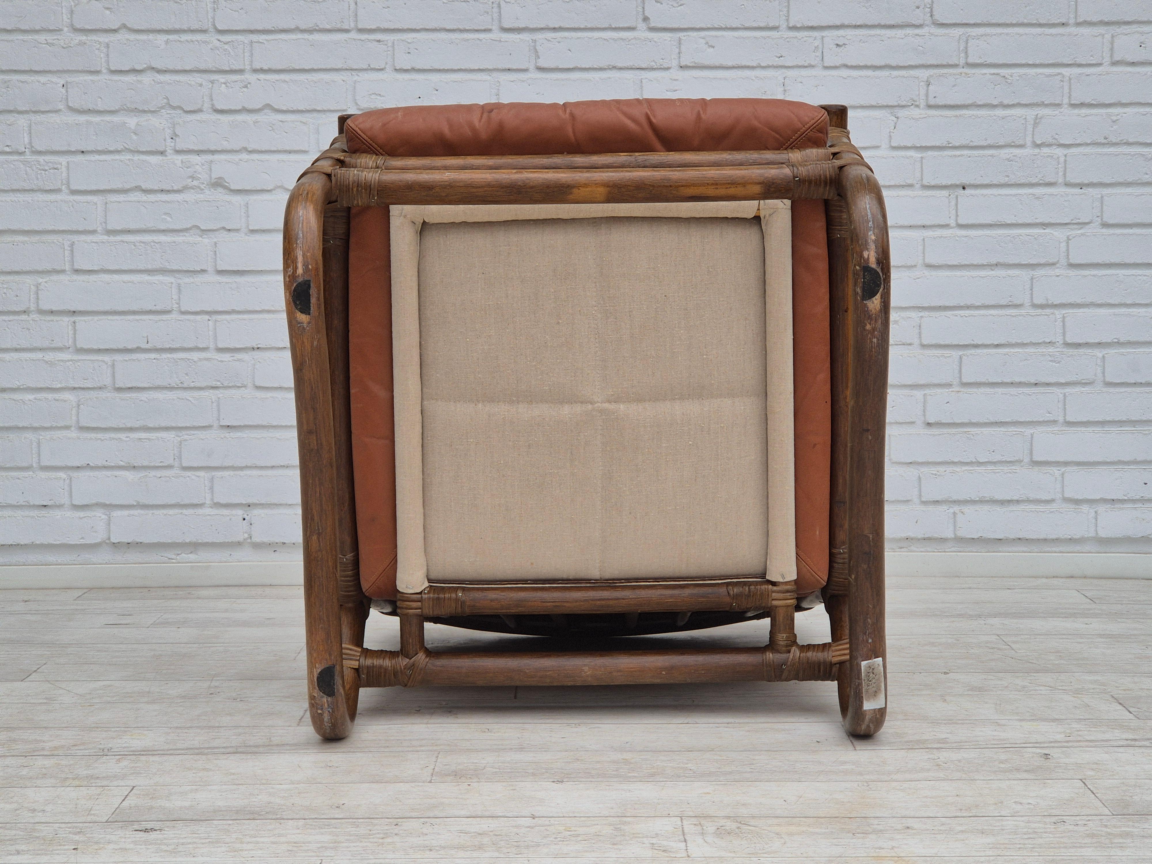 Cuir 1970, fauteuil scandinave, très bon état d'origine, bambou, cuir. en vente
