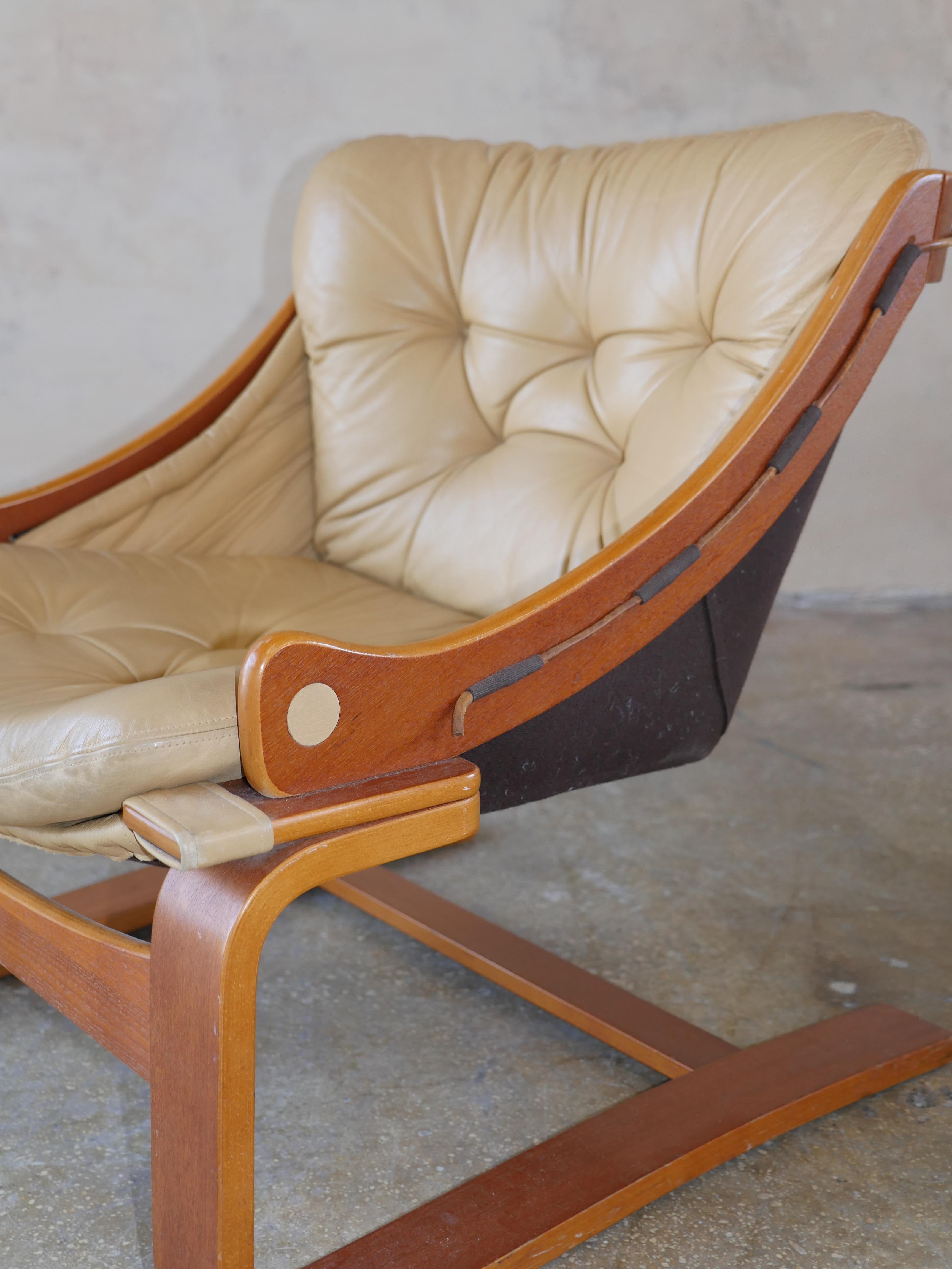Vintage Scandinavian bentwood cantilevered leather lounge chair, by Ake Fribytter for Nelo Mobel. The bentwood frame is made out of stained plywood, and the leather is a beautiful tan color that has just the right amount of wear to give the chair a