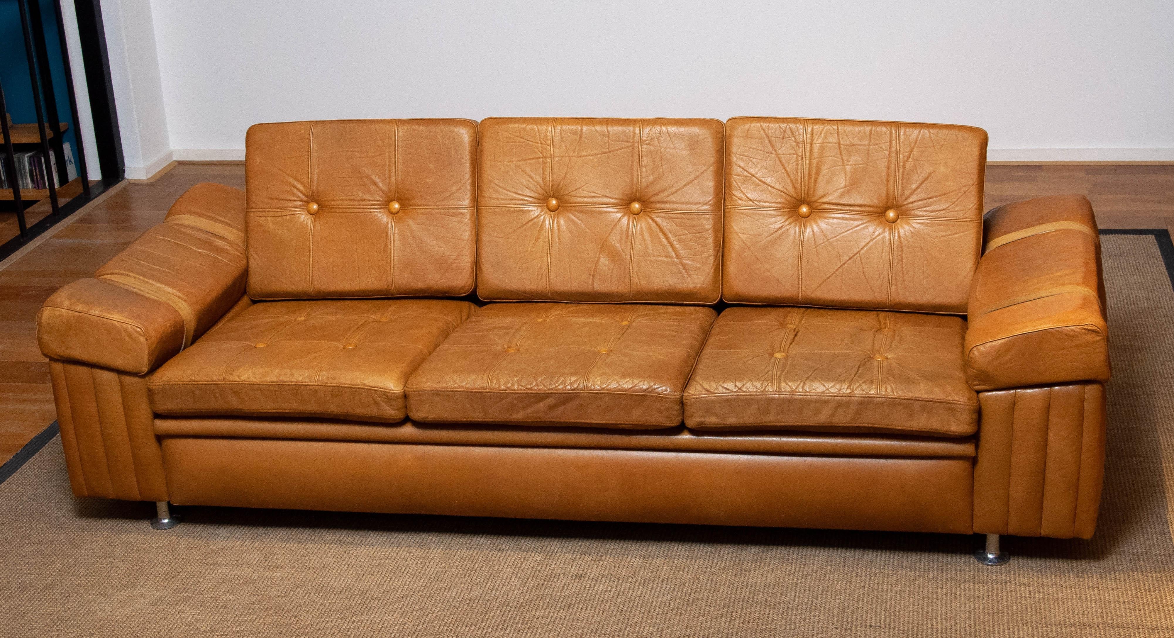1970er Jahre Skandinavisches Brutalistisches Dreisitzer-Sofa mit niedriger Rückenlehne aus kamelfarbenem Leder im Angebot 4