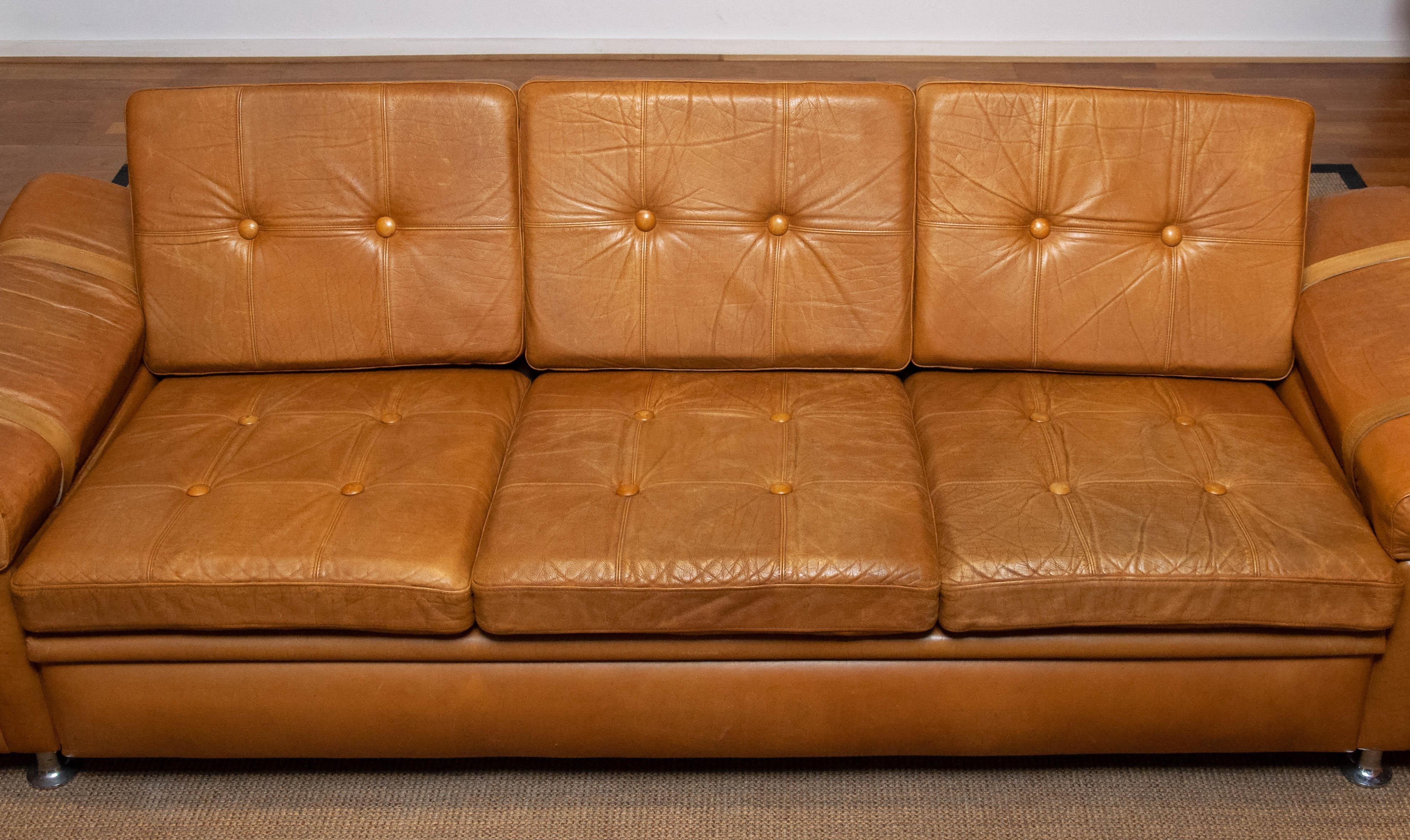 1970er Jahre Skandinavisches Brutalistisches Dreisitzer-Sofa mit niedriger Rückenlehne aus kamelfarbenem Leder im Angebot 5