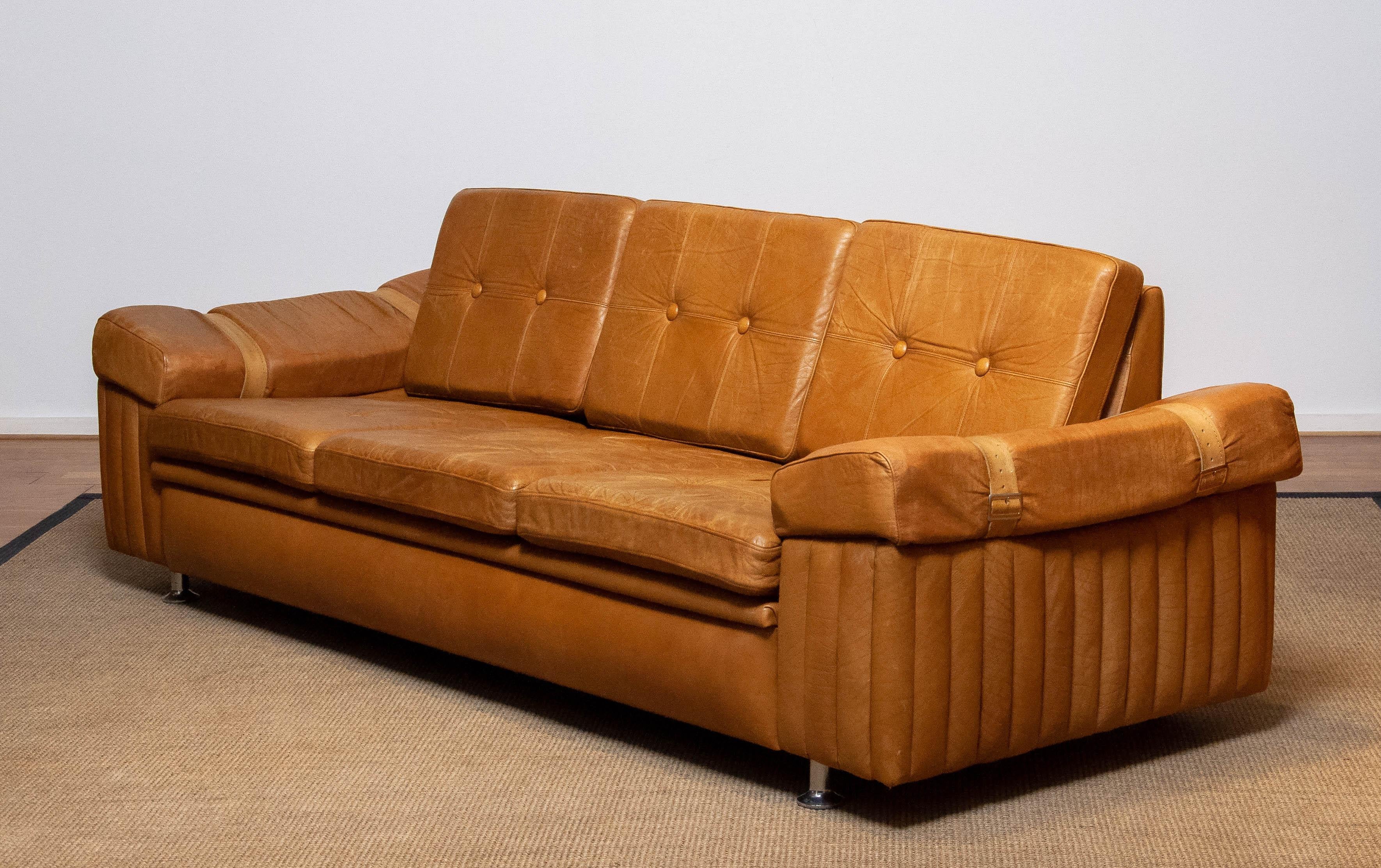 Schönes brutalistisches Dreisitzersofa aus kamelfarbenem Leder. Dieses skandinavische Sofa erweckt aufgrund der verwendeten Materialien, des Designs und der Qualität den Eindruck, dass es ein schwedisches Produkt der Firma Norell AB ist, aber wir