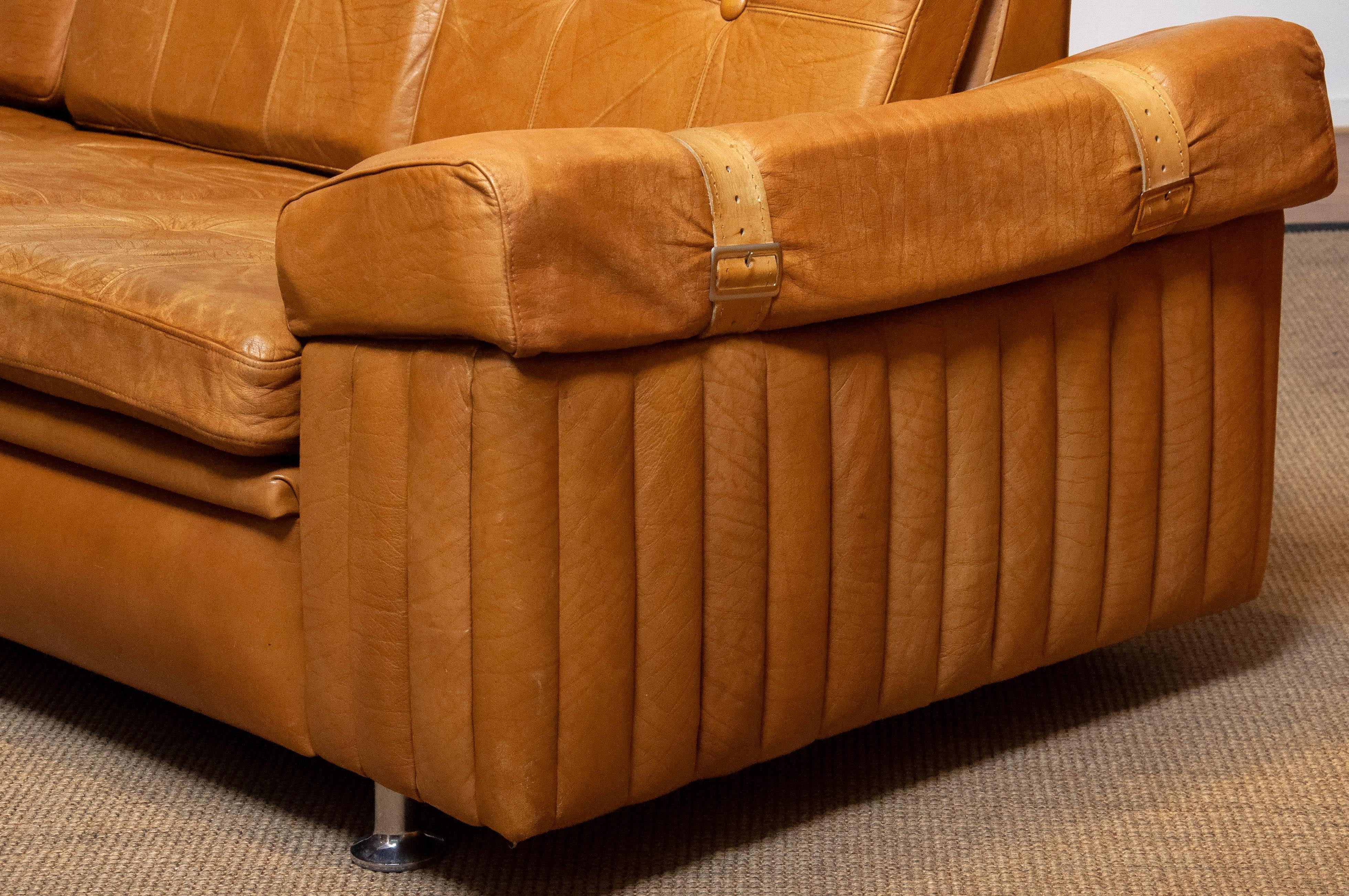 1970er Jahre Skandinavisches Brutalistisches Dreisitzer-Sofa mit niedriger Rückenlehne aus kamelfarbenem Leder (Schwedisch) im Angebot