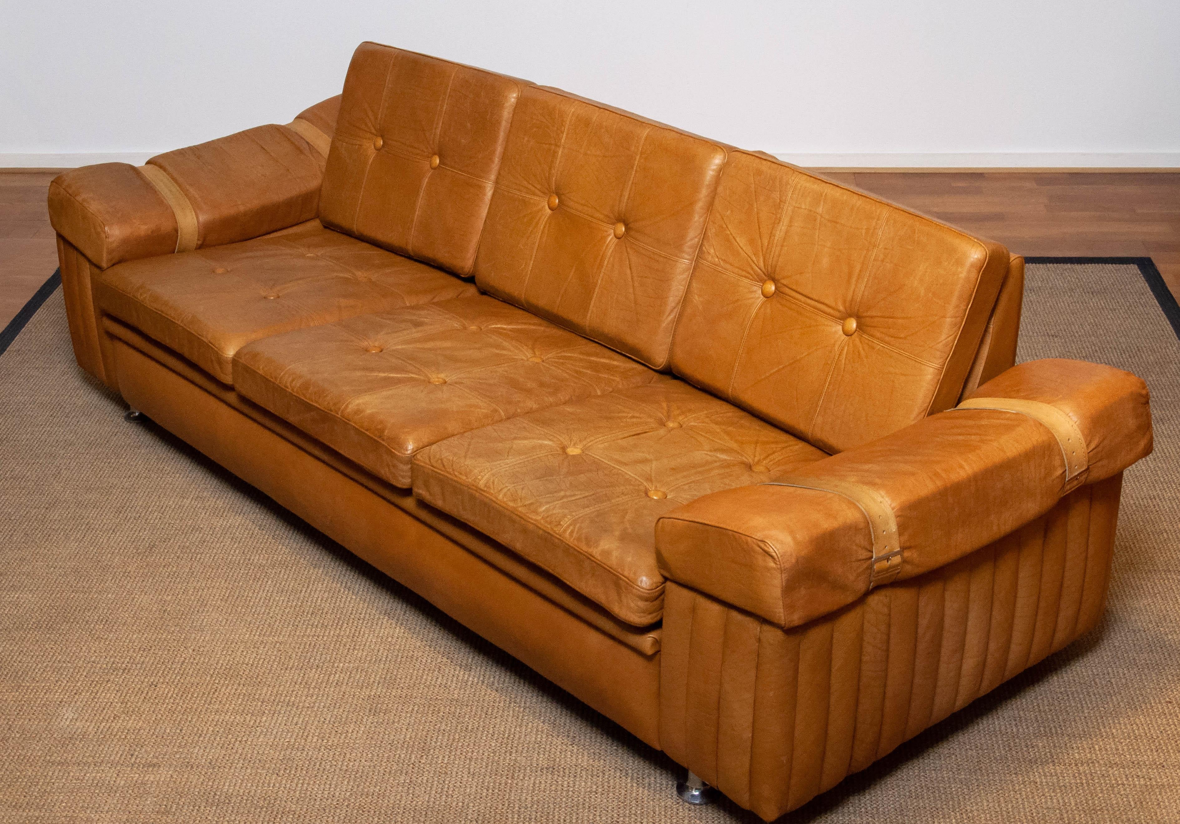 Late 20th Century 1970s Scandinavian Brutalist Three-Seater Low-Back Sofa in Camel Colored Leather For Sale