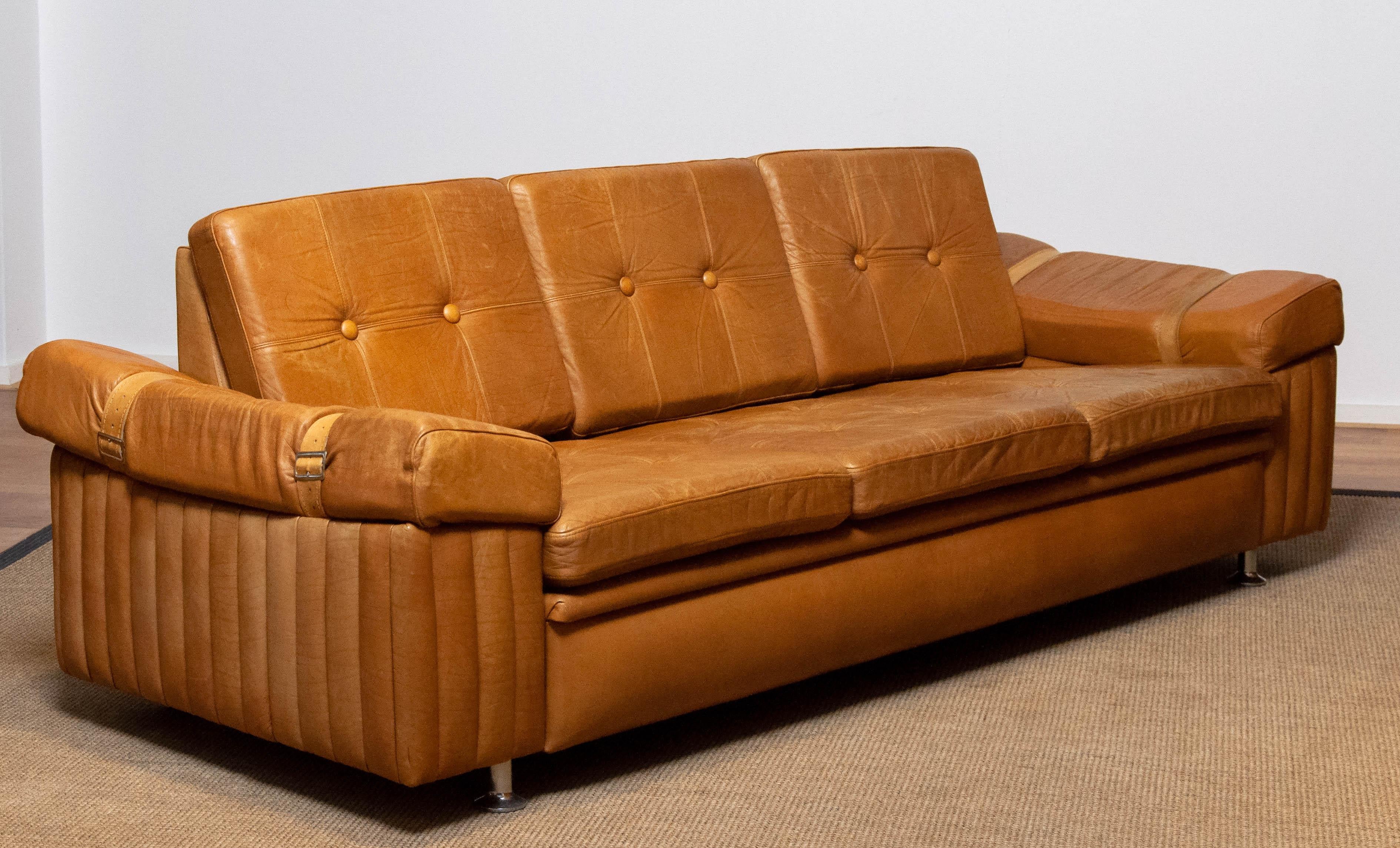 1970er Jahre Skandinavisches Brutalistisches Dreisitzer-Sofa mit niedriger Rückenlehne aus kamelfarbenem Leder (Ende des 20. Jahrhunderts) im Angebot