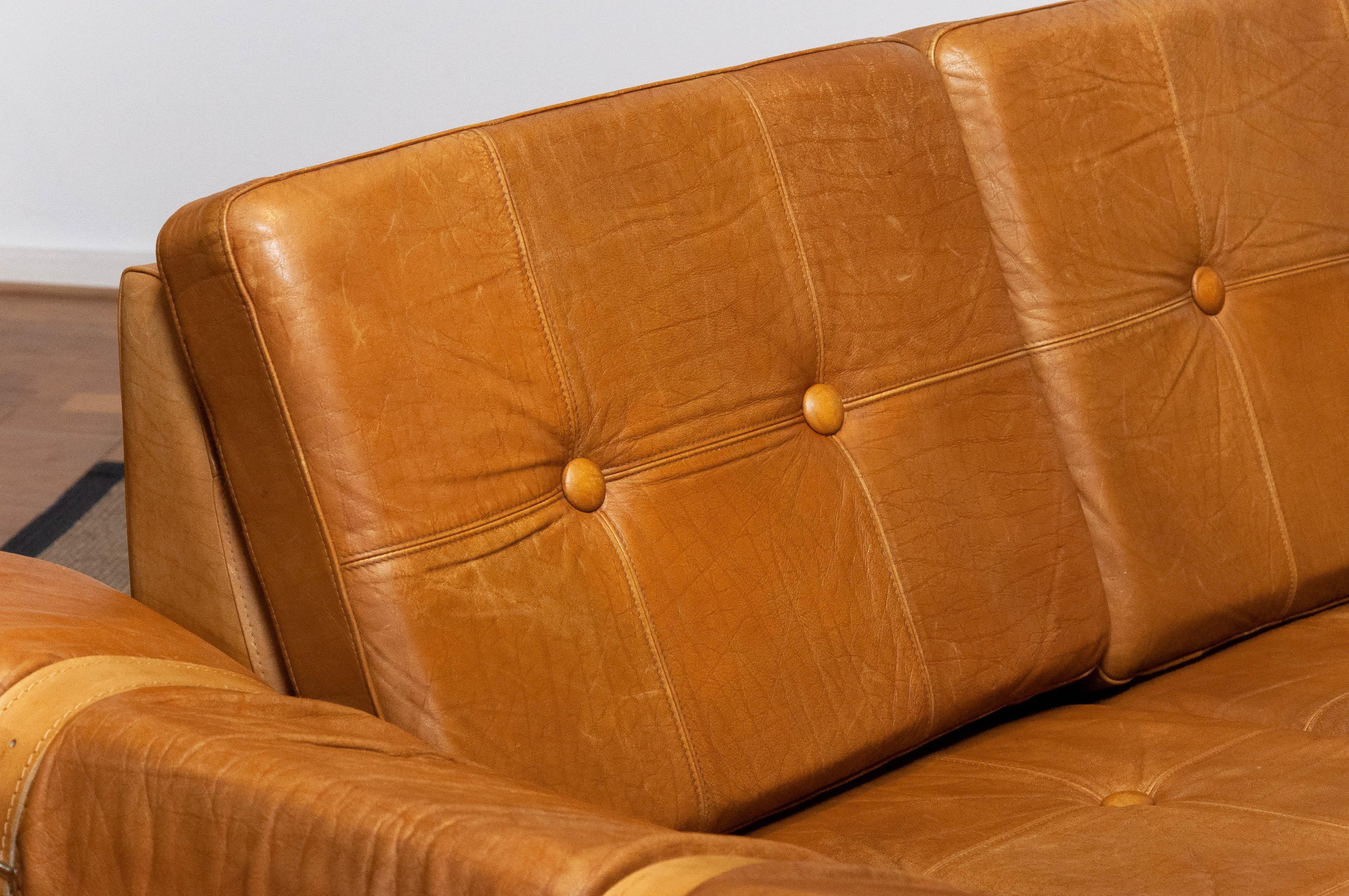 1970er Jahre Skandinavisches Brutalistisches Dreisitzer-Sofa mit niedriger Rückenlehne aus kamelfarbenem Leder im Angebot 1