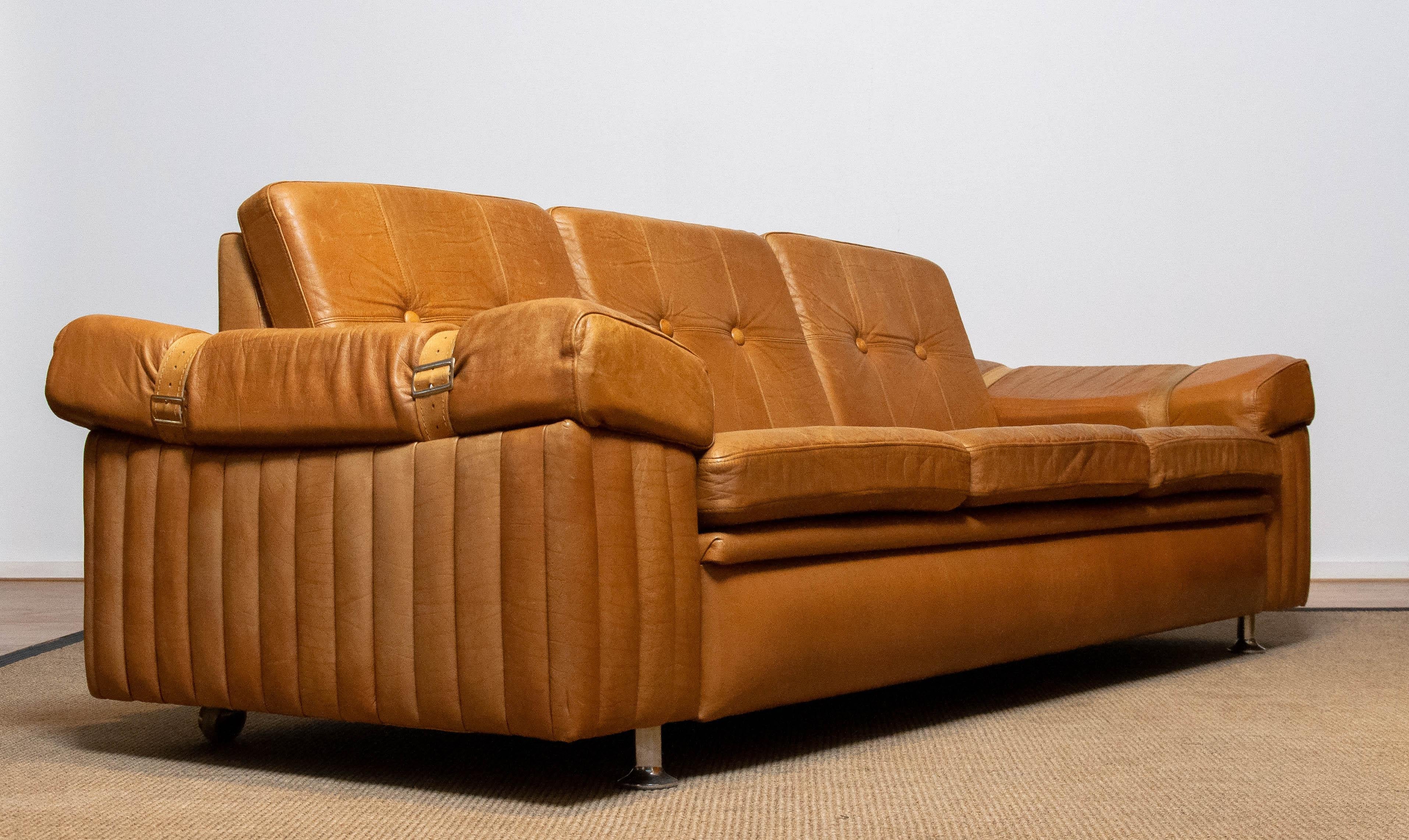 1970er Jahre Skandinavisches Brutalistisches Dreisitzer-Sofa mit niedriger Rückenlehne aus kamelfarbenem Leder im Angebot 2