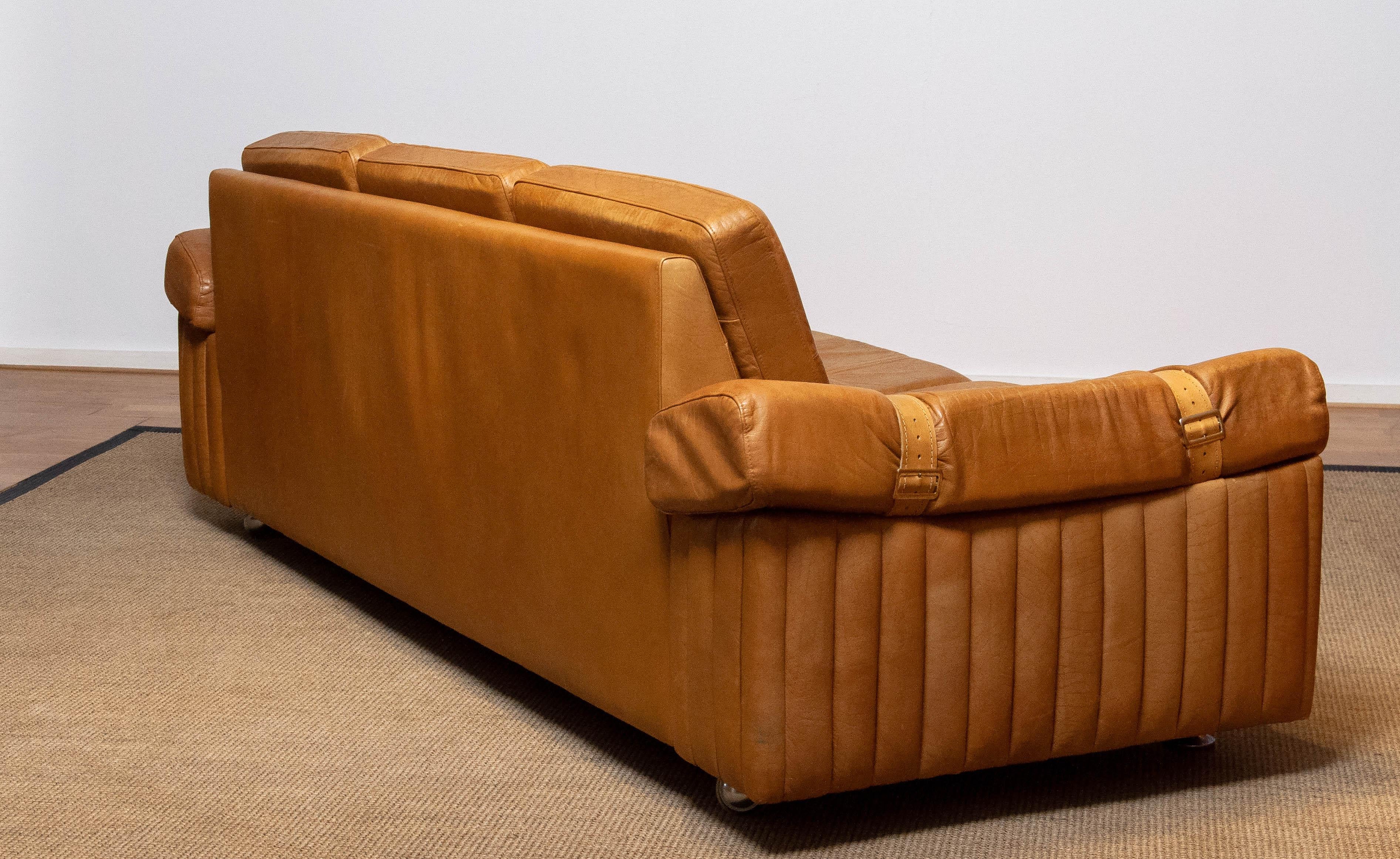 1970er Jahre Skandinavisches Brutalistisches Dreisitzer-Sofa mit niedriger Rückenlehne aus kamelfarbenem Leder im Angebot 3