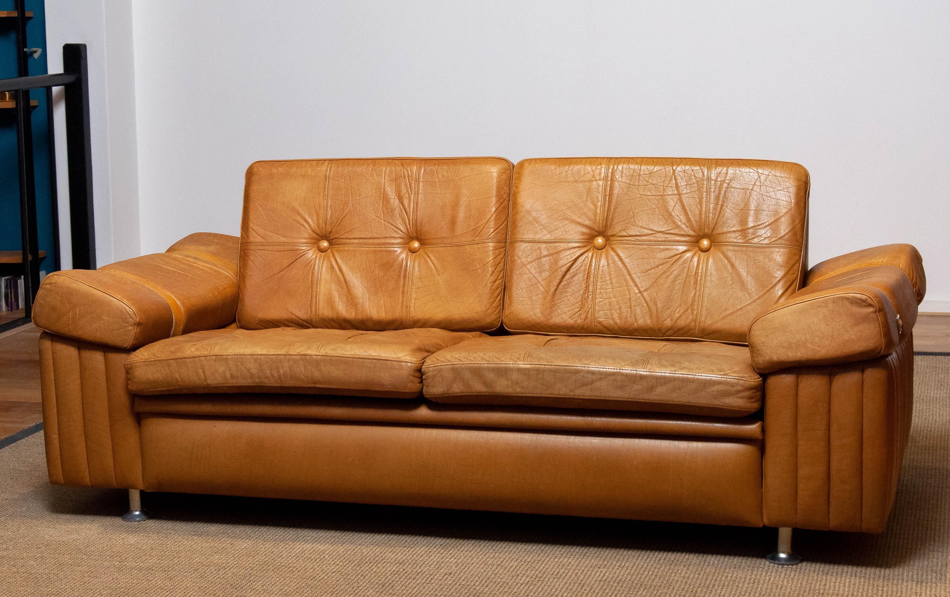 Skandinavisches brutalistisches Zweisitzer-Sofa mit niedriger Rückenlehne aus kamelfarbenem Leder aus den 1970er Jahren im Angebot 4