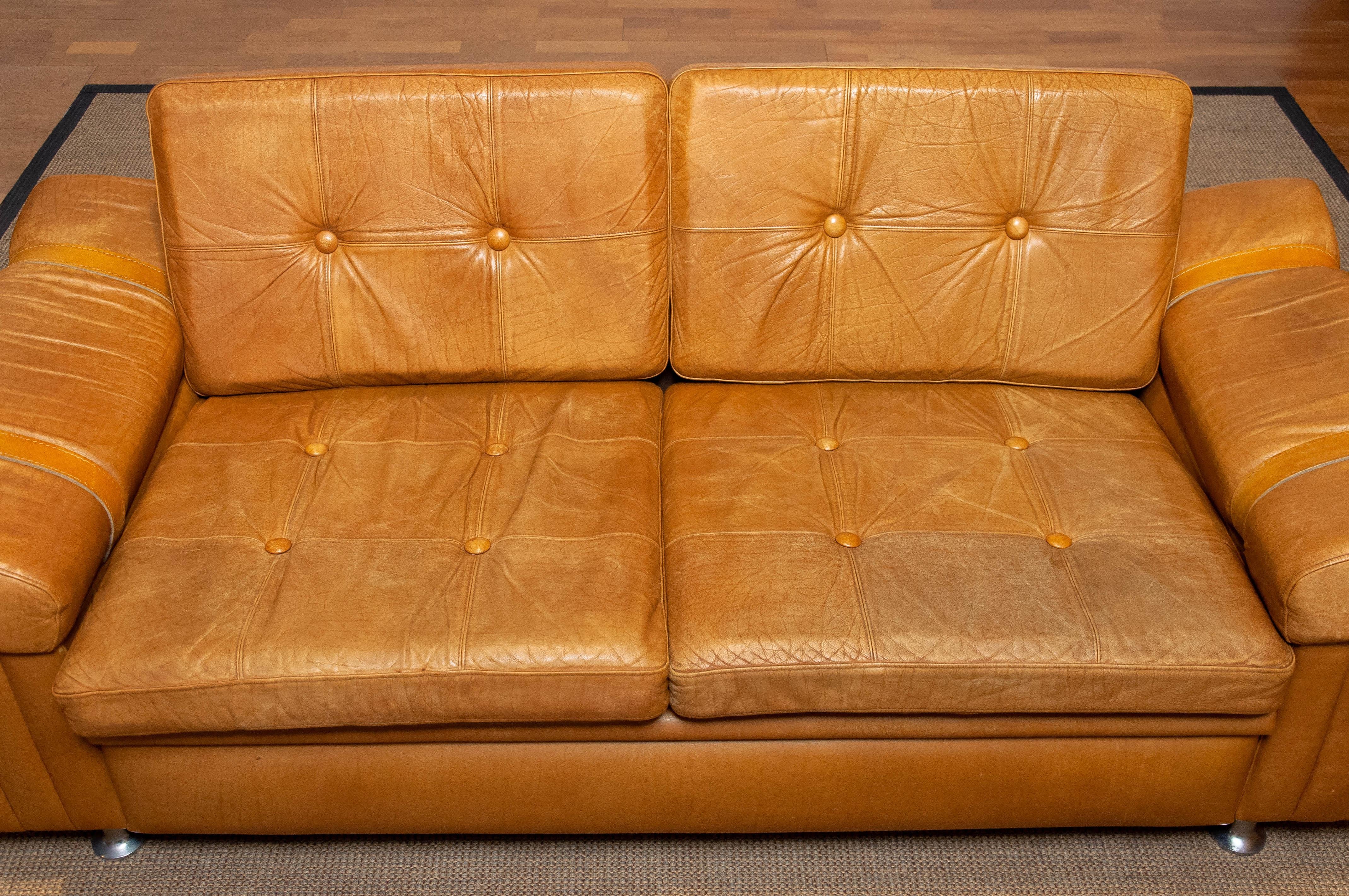 Schönes brutalistisches Zweisitzersofa aus kamelfarbenem Leder. Dieses skandinavische Sofa erweckt aufgrund der verwendeten Materialien, des Designs und der Qualität den Eindruck, dass es ein schwedisches Produkt der Firma Norell AB ist, aber wir