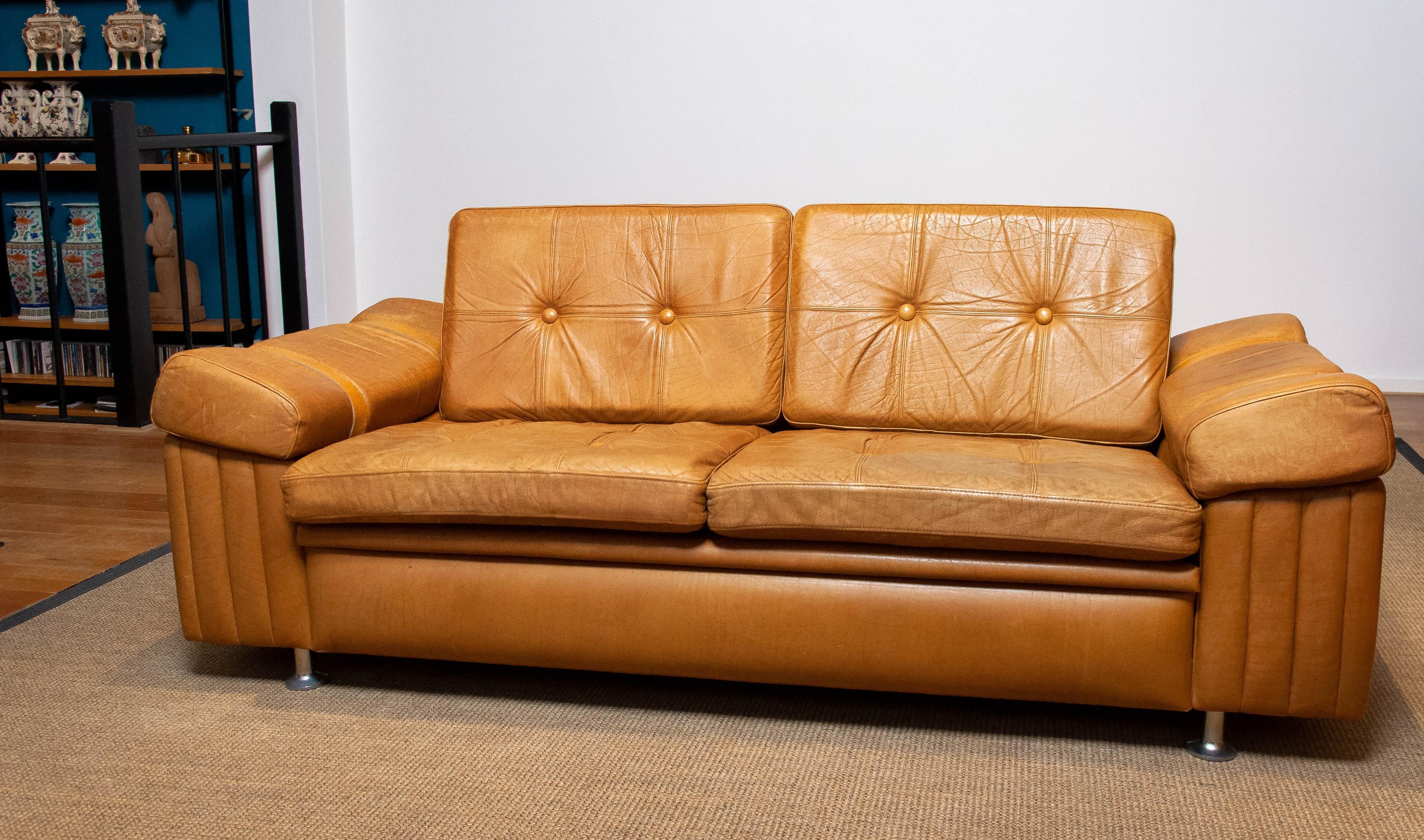 Skandinavisches brutalistisches Zweisitzer-Sofa mit niedriger Rückenlehne aus kamelfarbenem Leder aus den 1970er Jahren (Brutalismus) im Angebot