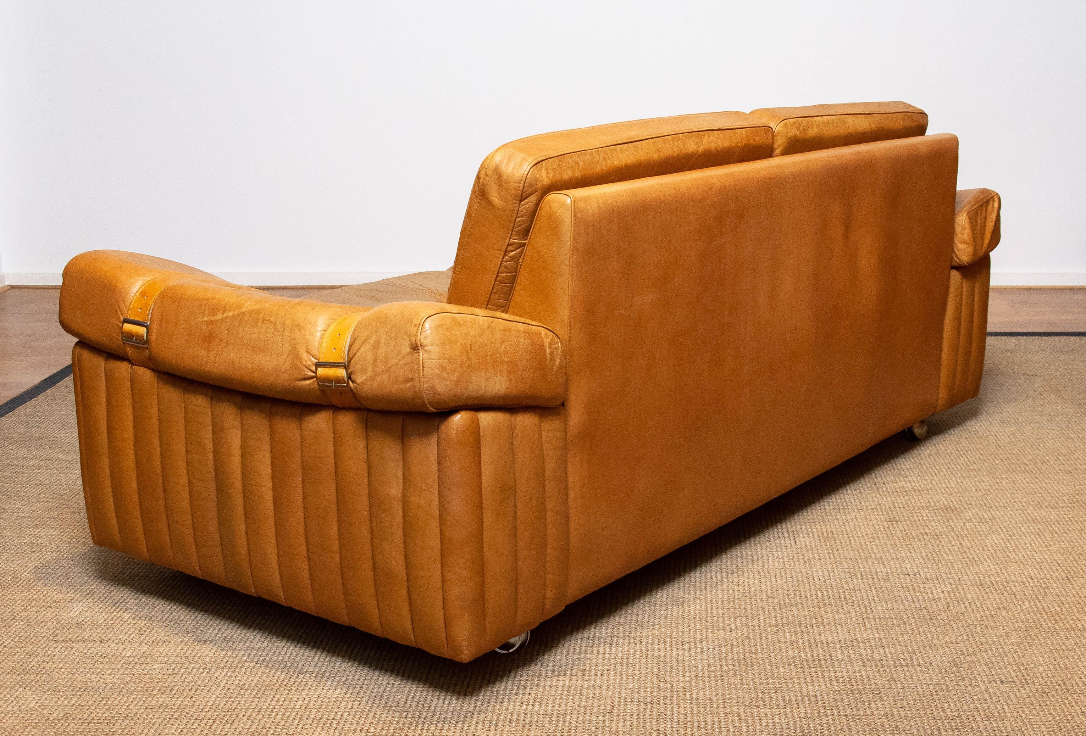 Skandinavisches brutalistisches Zweisitzer-Sofa mit niedriger Rückenlehne aus kamelfarbenem Leder aus den 1970er Jahren (Schwedisch) im Angebot