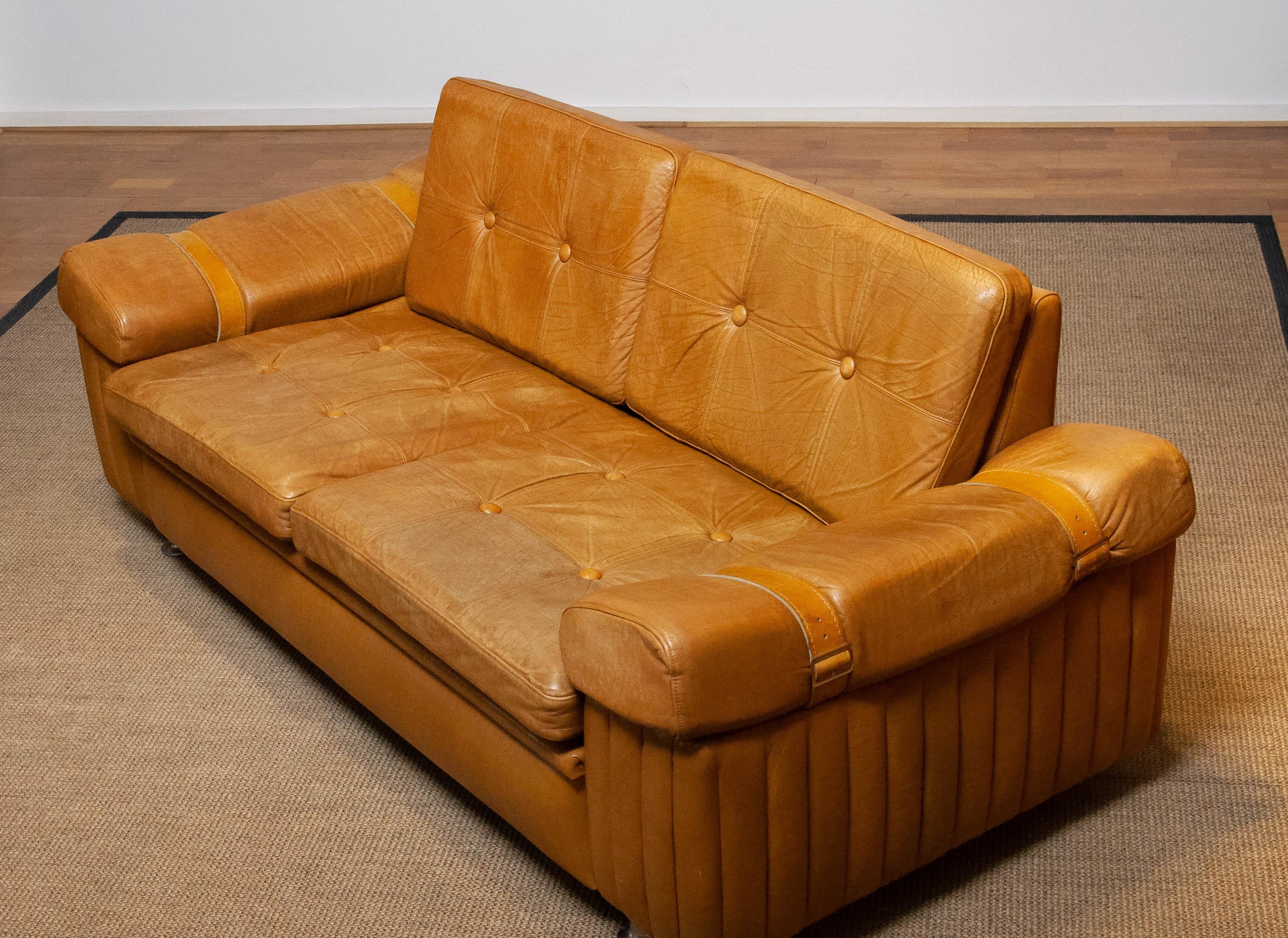 Skandinavisches brutalistisches Zweisitzer-Sofa mit niedriger Rückenlehne aus kamelfarbenem Leder aus den 1970er Jahren im Zustand „Gut“ im Angebot in Silvolde, Gelderland