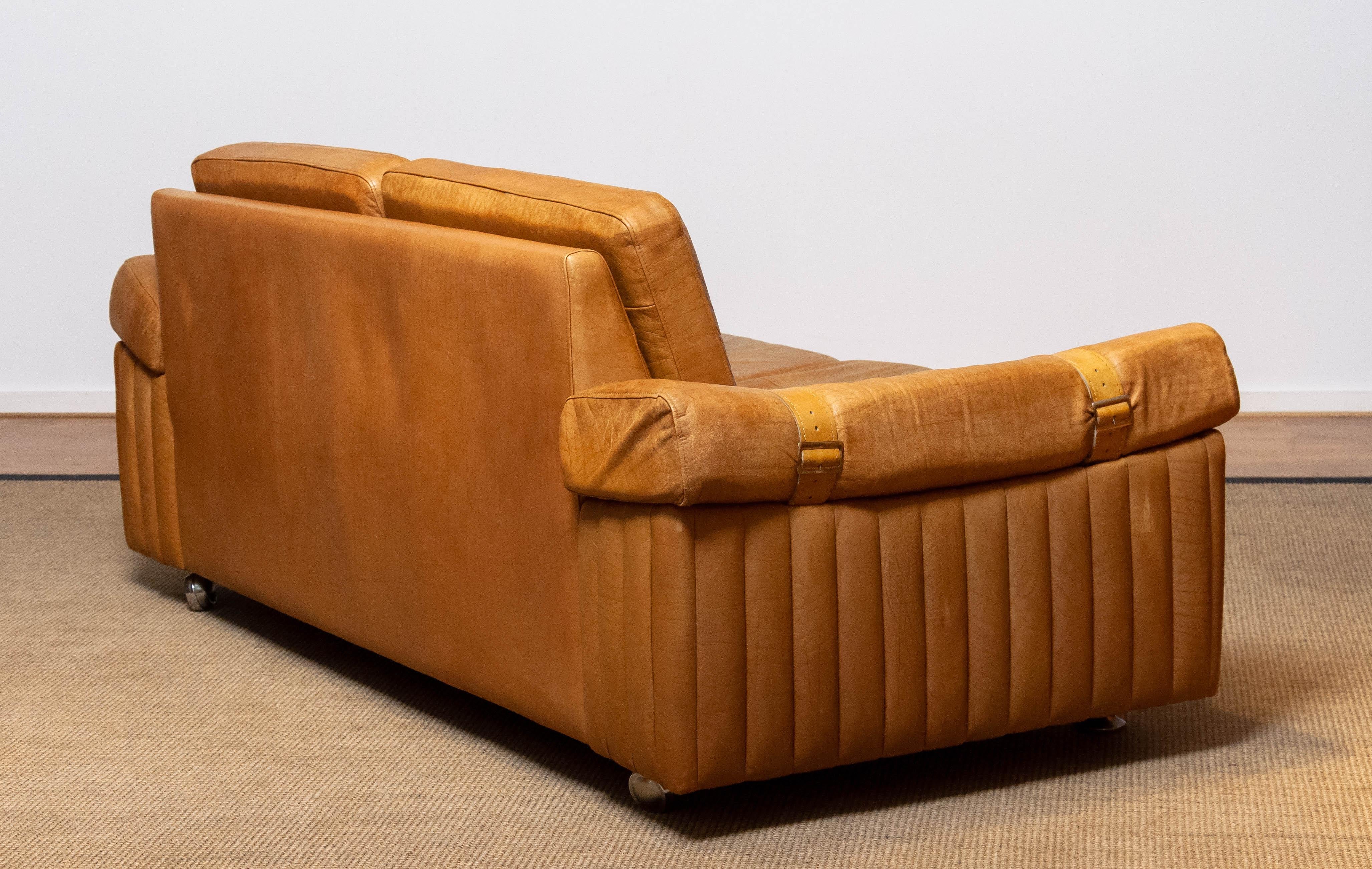 Skandinavisches brutalistisches Zweisitzer-Sofa mit niedriger Rückenlehne aus kamelfarbenem Leder aus den 1970er Jahren im Angebot 1