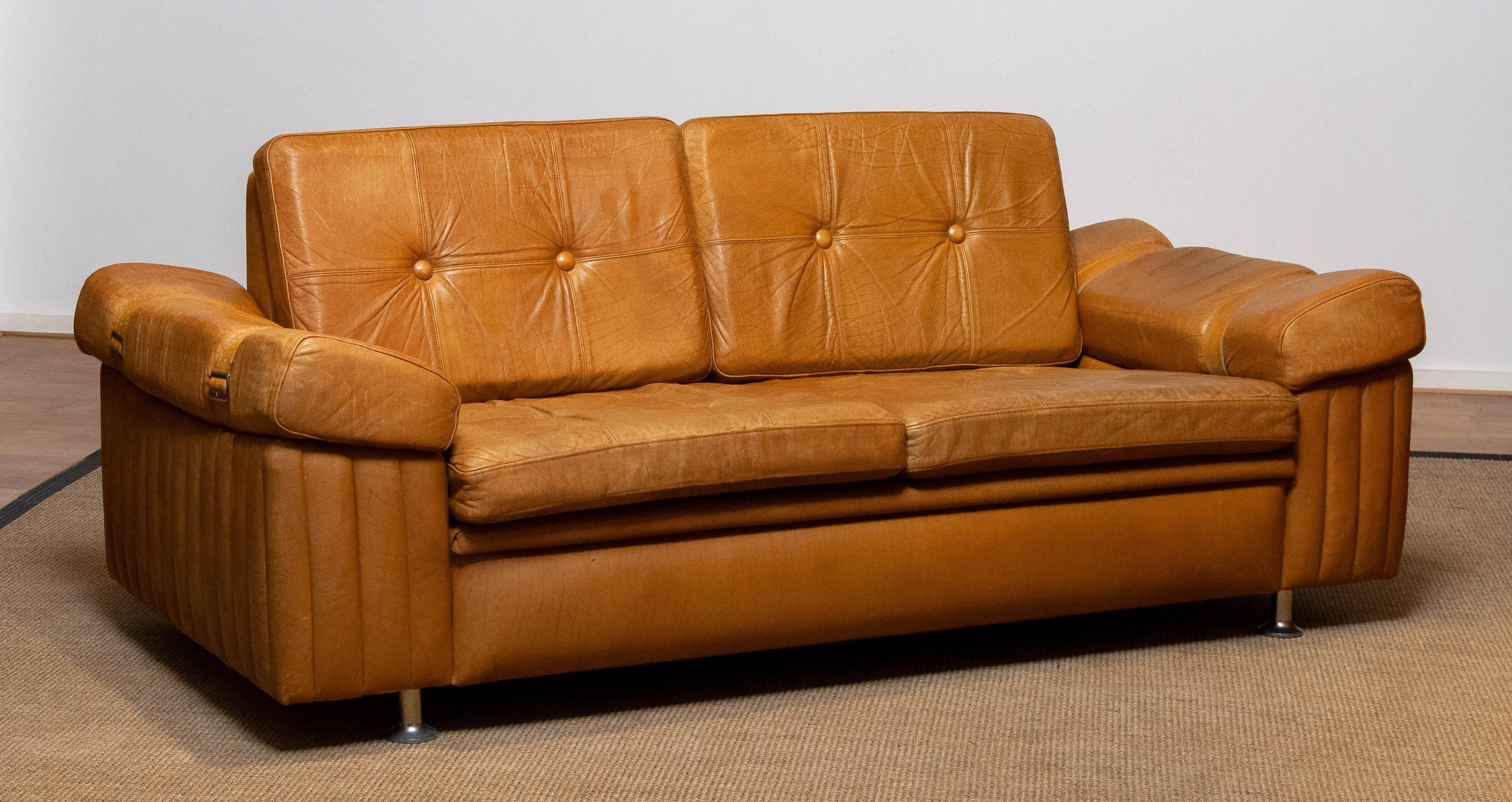Skandinavisches brutalistisches Zweisitzer-Sofa mit niedriger Rückenlehne aus kamelfarbenem Leder aus den 1970er Jahren im Angebot 3